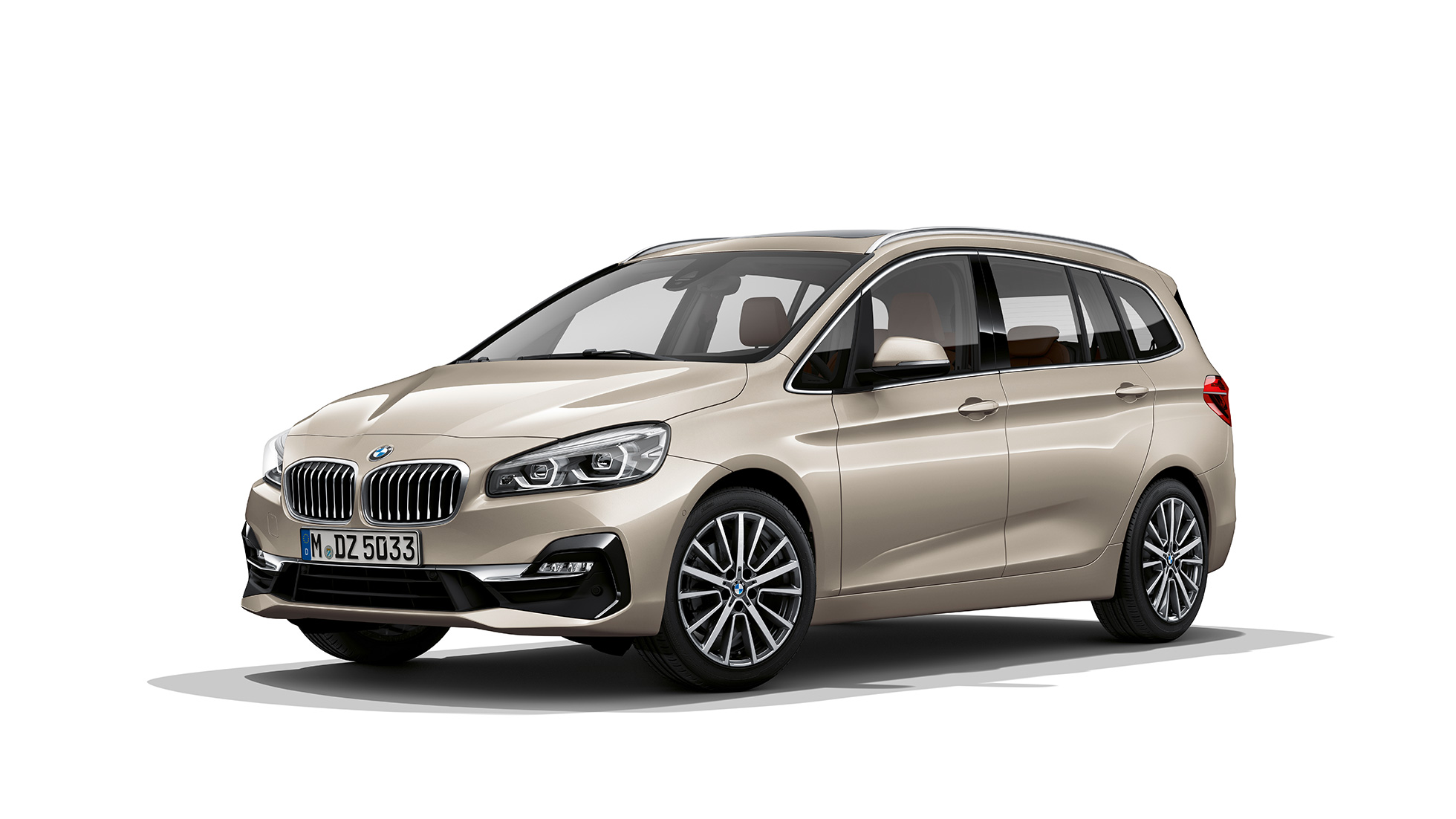 Tročetvrtinski prikaz prednjeg kraja BMW-a serije 2 Gran Tourer Model Luxury Line Tročetvrtinski prikaz prednjeg kraja BMW-a serije 2 Gran Tourer 218d xDrive Model Luxury Line F46 Facelift 2018 Jucaro Beige metalik boje