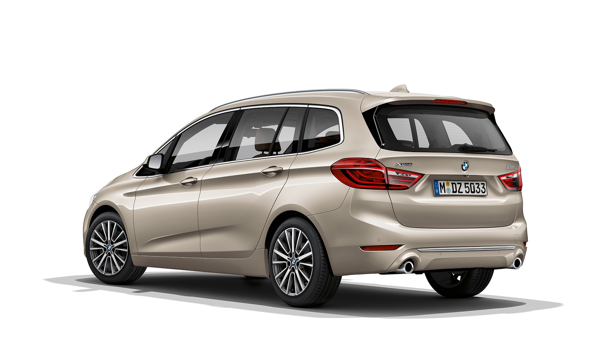 Tročetvrtinski prikaz stražnjeg kraja BMW-a serije 2 Gran Tourer Model Luxury Line Tročetvrtinski prikaz stražnjeg kraja BMW-a serije 2 Gran Tourer 218d xDrive Model Luxury Line F46 Facelift 2018 Jucaro Beige metalik boje