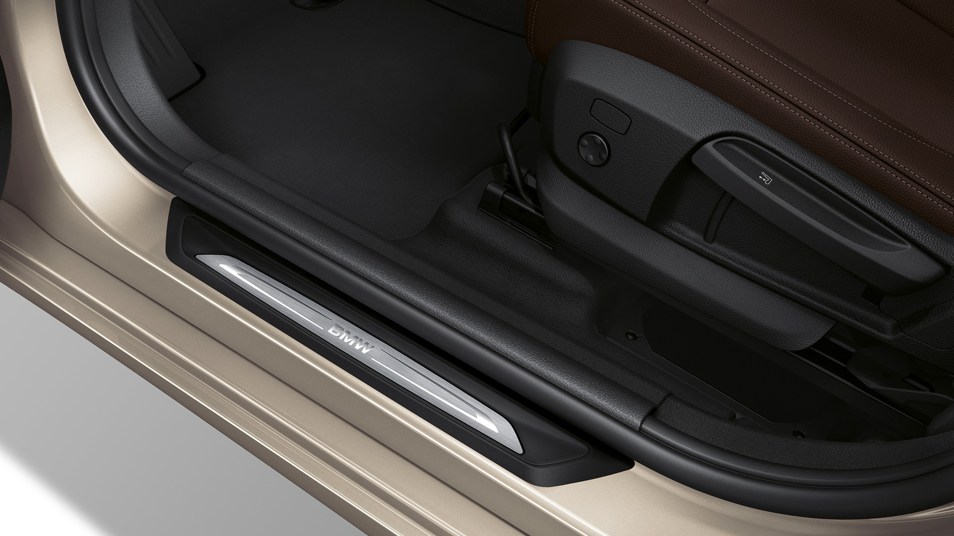 Gazišta pragova vrata BMW-a serije 2 Gran Tourer Model Luxury Line Detaljan prikaz gazišta pragova vrata BMW-a serije 2 Gran Tourer 218d xDrive Model Luxury Line F46 2018 Jucaro Beige metalik boje