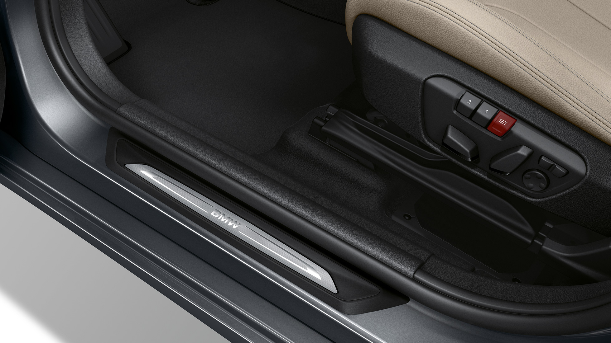 Gazišta pragova vrata BMW-a serije 2 Gran Tourer Model Sport Line Detaljan prikaz gazišta pragova vrata BMW-a serije 2 Gran Tourer 220d Model Sport Line F46 Facelift 2018 Mineral Grey metalik boje