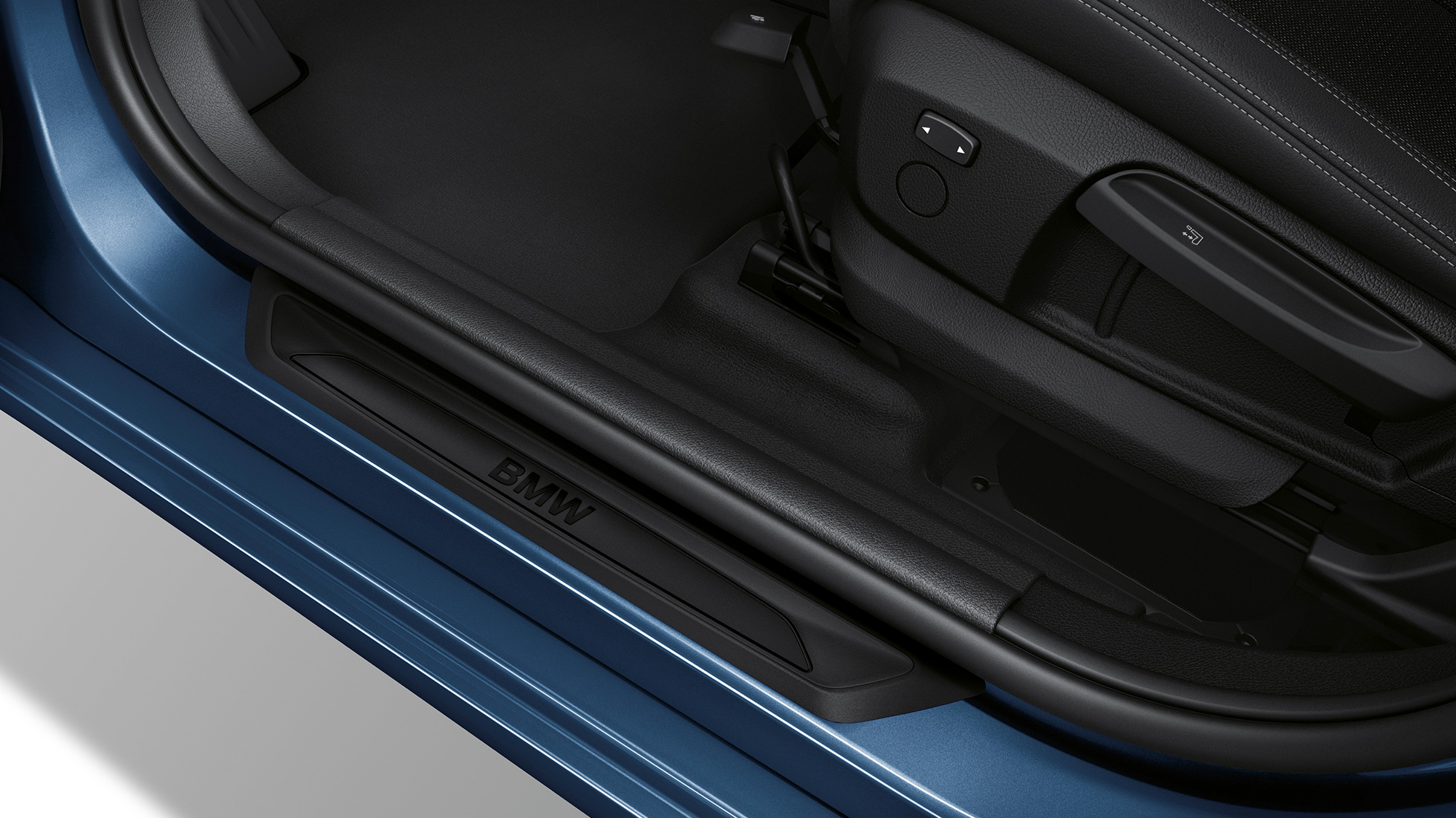 Gazišta pragova vrata BMW-a serije 2 Gran Tourer Modell Advantage Detaljan prikaz gazišta pragova vrata BMW-a serije 2 Gran Tourer 218i Modell Advantage F46 2018 Mediterranean Blue metalik boje