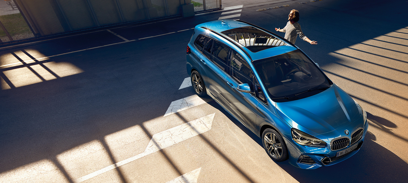 BMW serije 2 Gran Tourer s obitelji Obitelj stoji pored BMW-a serije 2 Gran Tourer F46 Facelift 2018 Estoril Blue metalik boje