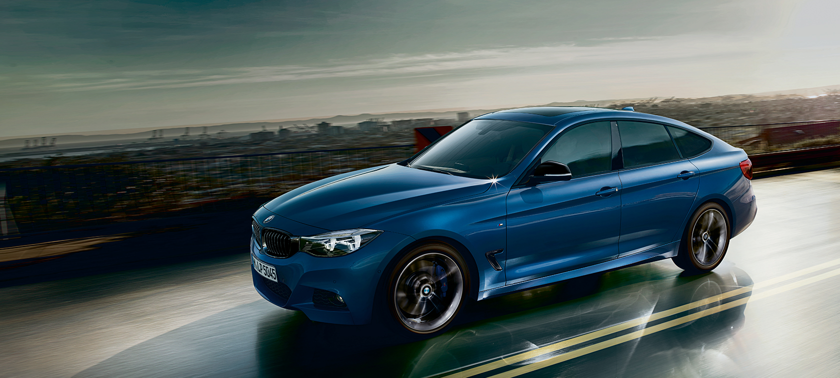 Prikaz BMW-a serije 3 Gran Turismo prilikom vožnje Prikaz BMW-a serije 3 Gran Turismo prilikom vožnje