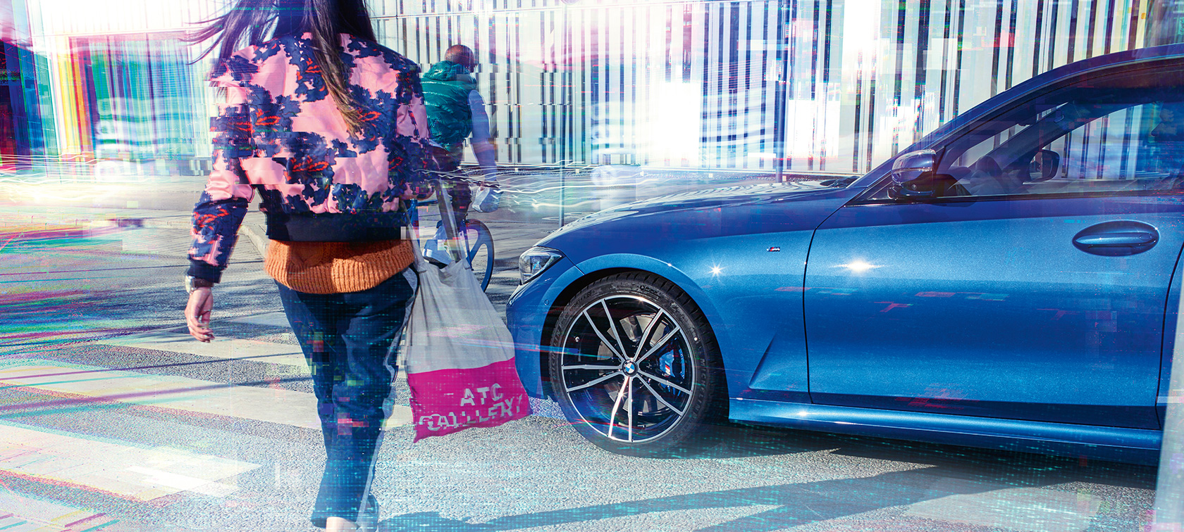 BMW serije 3 Limuzina, tročetvrtinski bočni prikaz. Tročetvrtinski bočni prikaz BMW-a serije 3 Limuzina na asfaltu u urbanom okruženju.