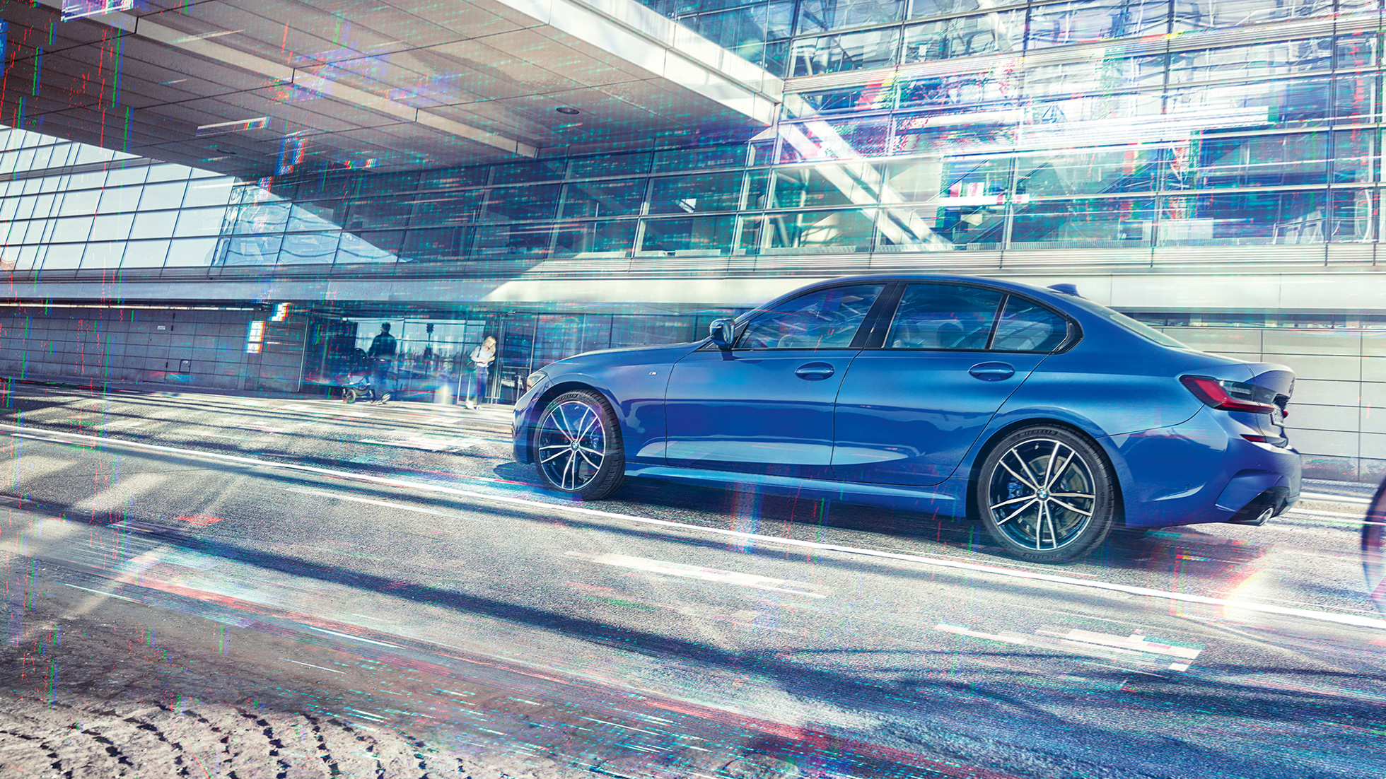BMW serije 3 Limuzina, bočni prikaz. Stacionarni prikaz BMW-a serije 3 Limuzina s bočne strane tokom dana ispred staklene zgrade.