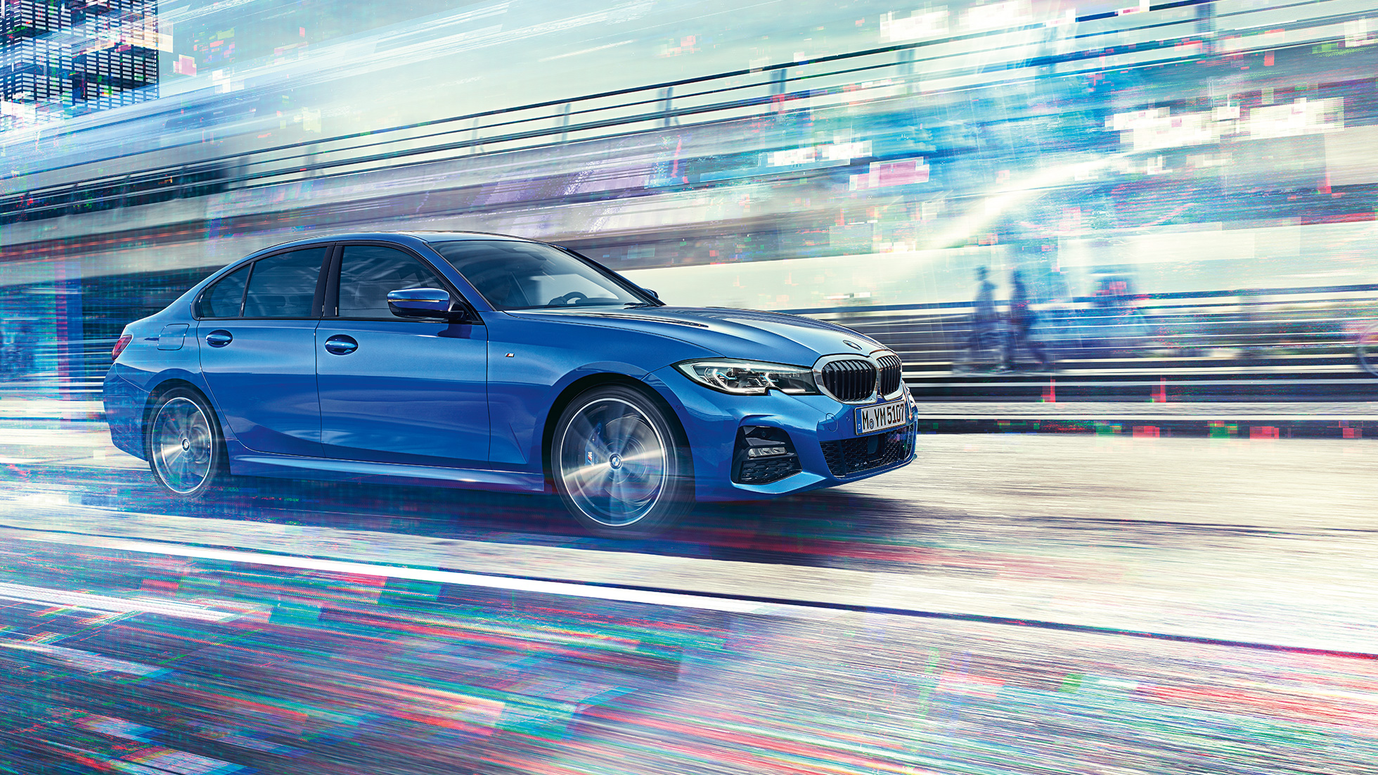 BMW serije 3 Limuzina, prikaz sa strane vozača. Prikaz BMW-a serije 3 Limuzina tijekom vožnje s bočne strane tokom dana u urbanoj sredini.