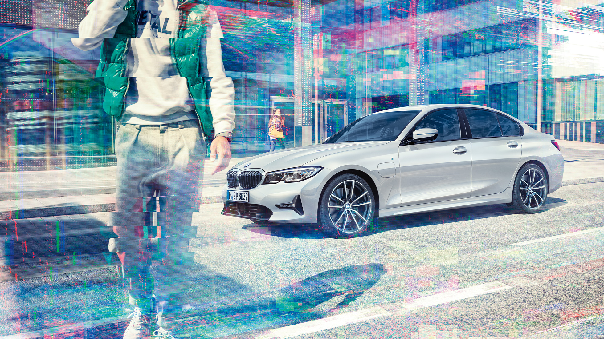 Bočni prikaz BMW-a serije 3 Limuzina BMW 330e Bočni prikaz BMW-a serije 3 Limuzina BMW 330e G20 Glaciersilver metalik boje u vožnji