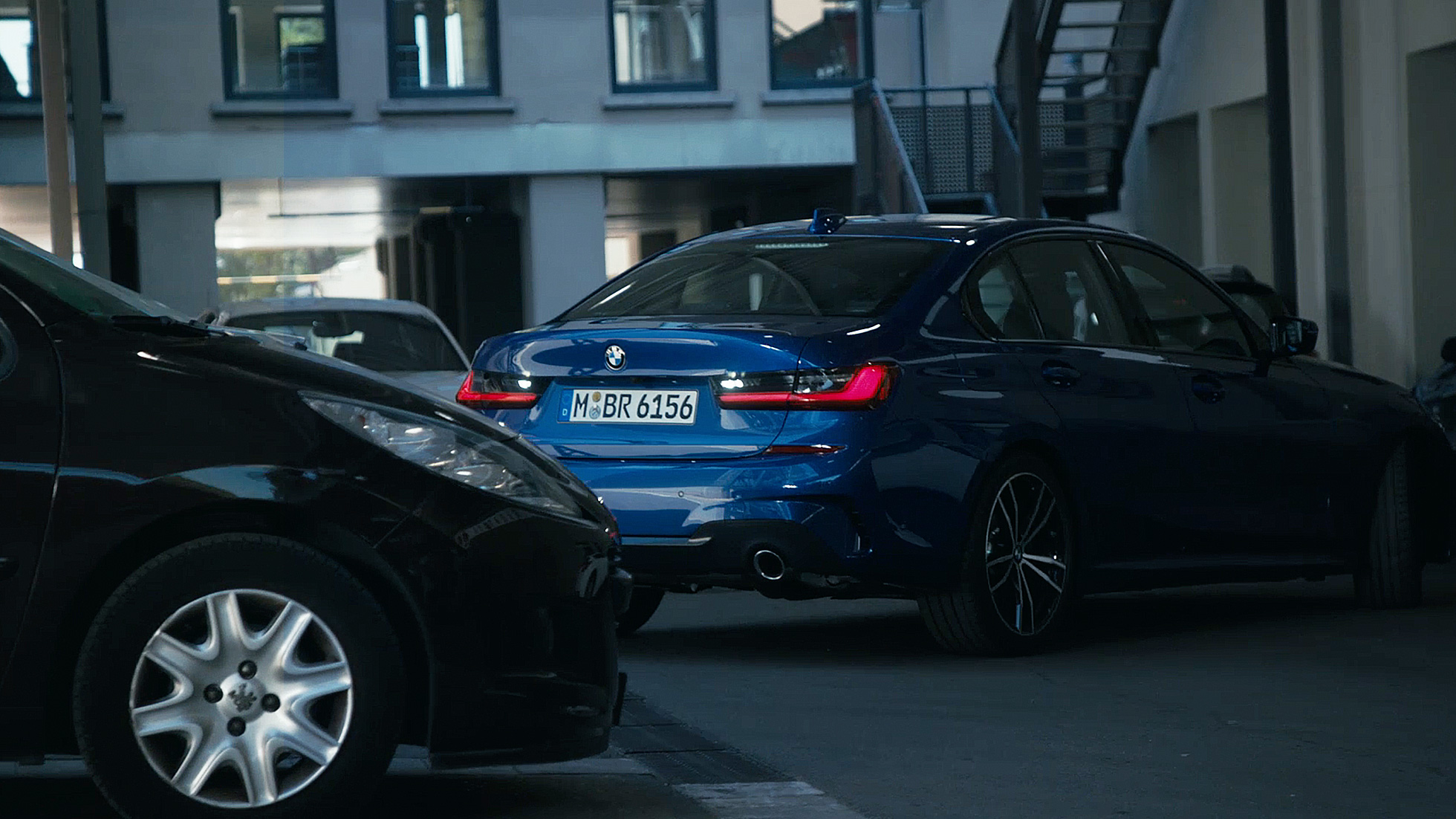 BMW serije 3 limuzina, Reversing Assistant. Detaljan prikaz zaslona kokpita BMW-a serije 3 Limuzina s opcijom Reversing Assistan.