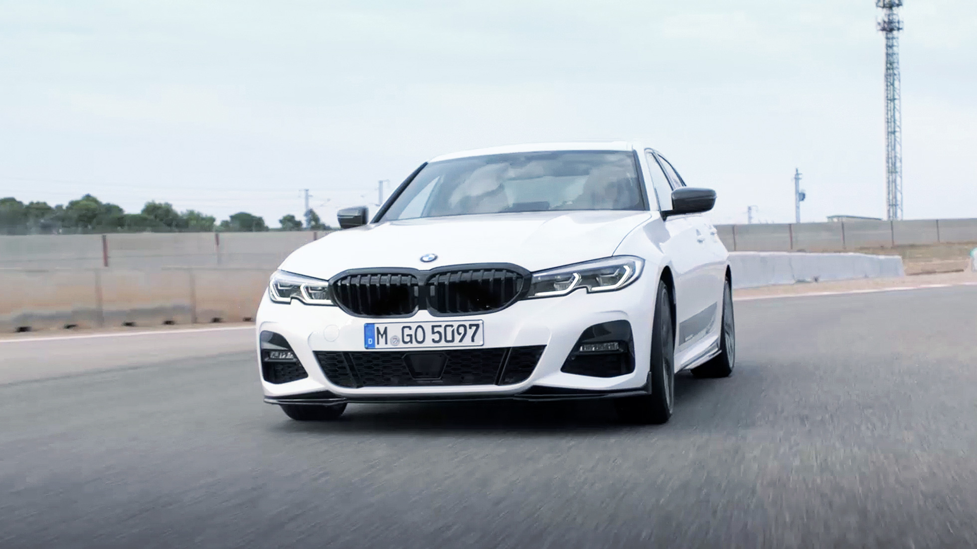 BMW serije 3 limuzina, M Performance dijelovi. Četvrtinski prikaz prednjeg kraja BMW-a serije 3 Limuzina s M Performance dijelovima.