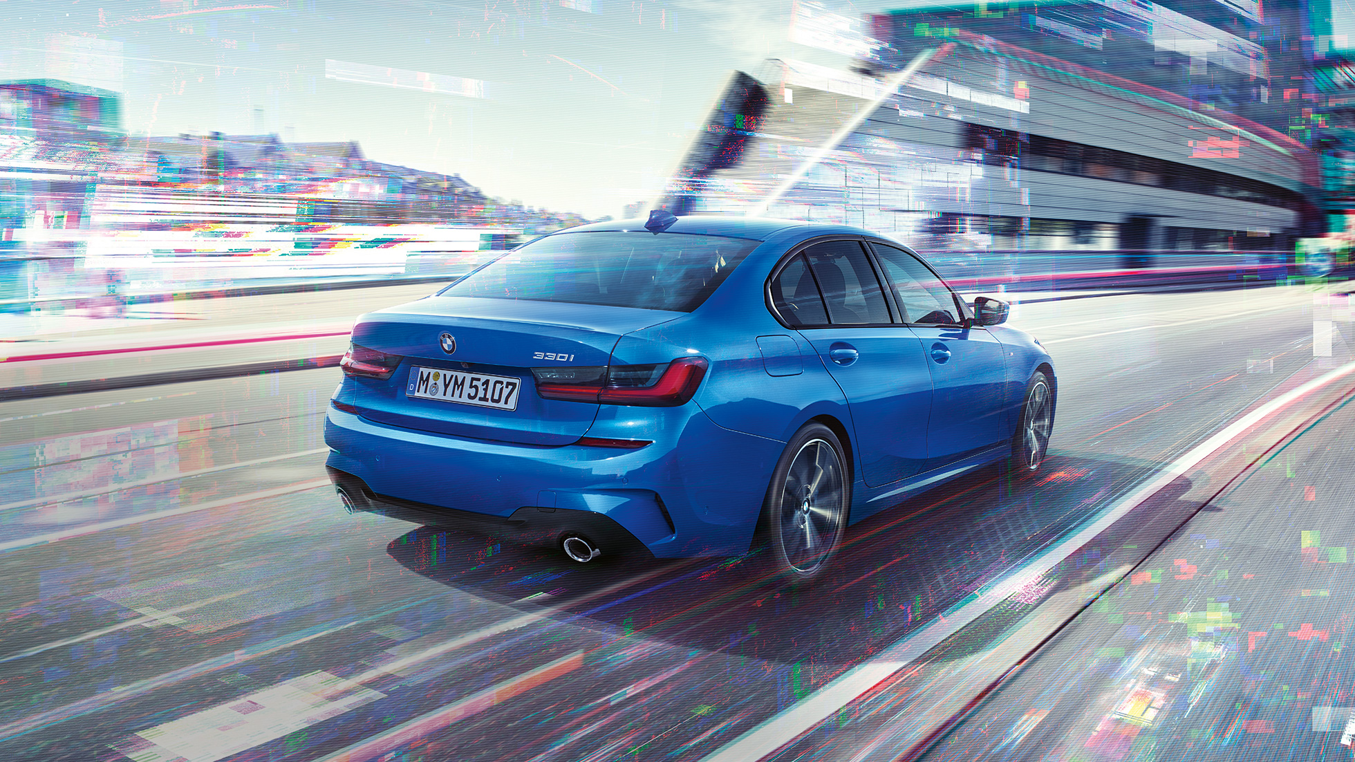 BMW serije 3 Limuzina, stražnji bočni prikaz. Tročetvrtinski prikaz stražnjeg kraja BMW-a serije 3 Limuzina tokom dana ispred urbane scene.