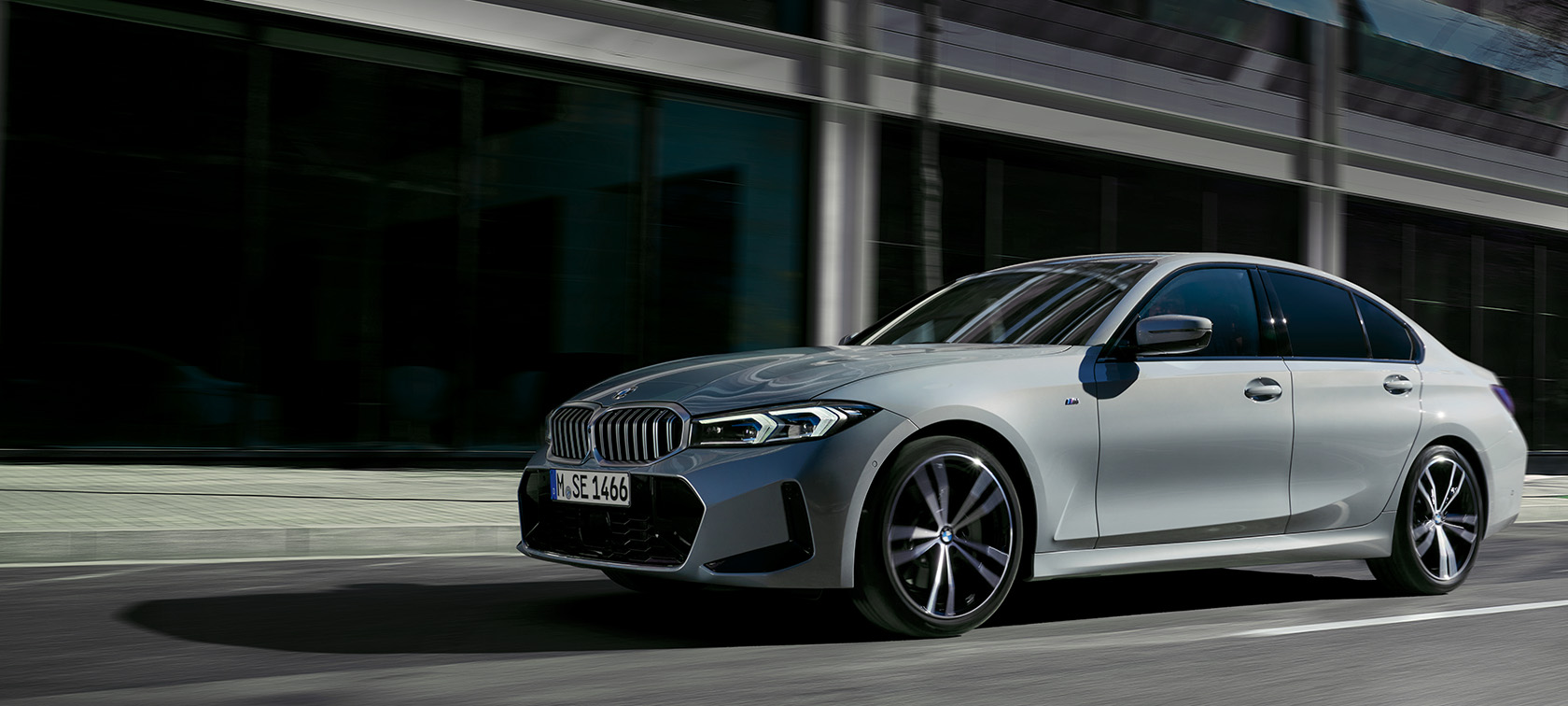 BMW serije 3 Limuzina LCI G20 Brooklyn Grey bočni pogled u mirovanju ispred zida