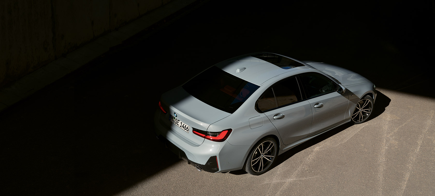BMW serije 3 Limuzina LCI G20 Brookly Grey tročetvrtinski stražnji prikaz u mirovanju ptičja perspektiva BMW serije 3 Limuzina LCI G20 tročetvrtinski stražnji prikaz u mirovanju ptičja perspektiva