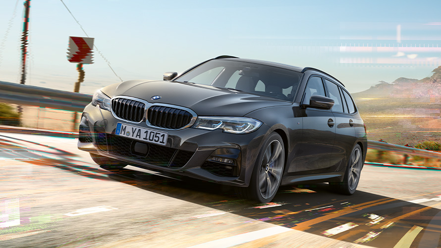 BMW serije 3 Touring, (G21), dravite grey, tri četvrtine snimke sprijeda BMW serije 3 Touring, (G21), dravite grey, tri četvrtine snimke sprijeda vozeći se ispred ruralnog okruženja