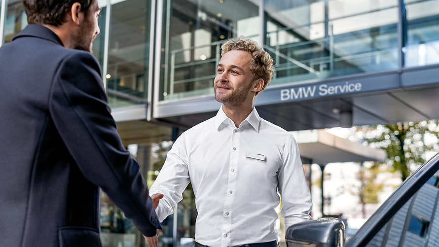 Zaposlenik BMW servisa dočekuje klijente Zaposlenik BMW servisa dočekuje klijente