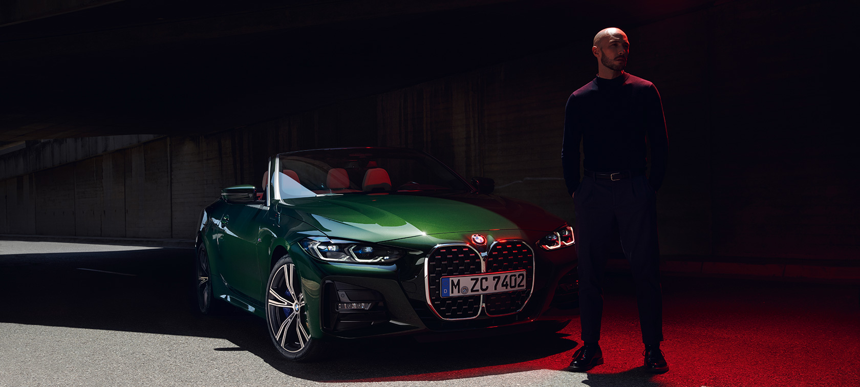 Prednji prikaz BMW serije 4 Cabrio G23 2020 BMW serije 4 Cabrio G23 2020 Sanremo Green metalik prednji prikaz s modelom