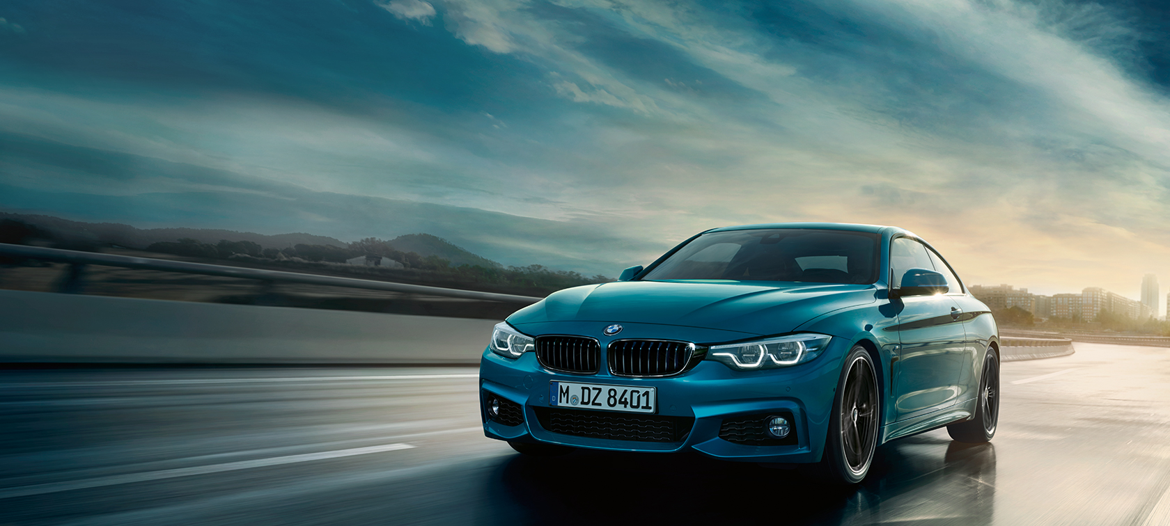 Prikaz BMW-a serije 4 Coupé prilikom vožnje Prikaz BMW-a serije 4 Coupé prilikom vožnje