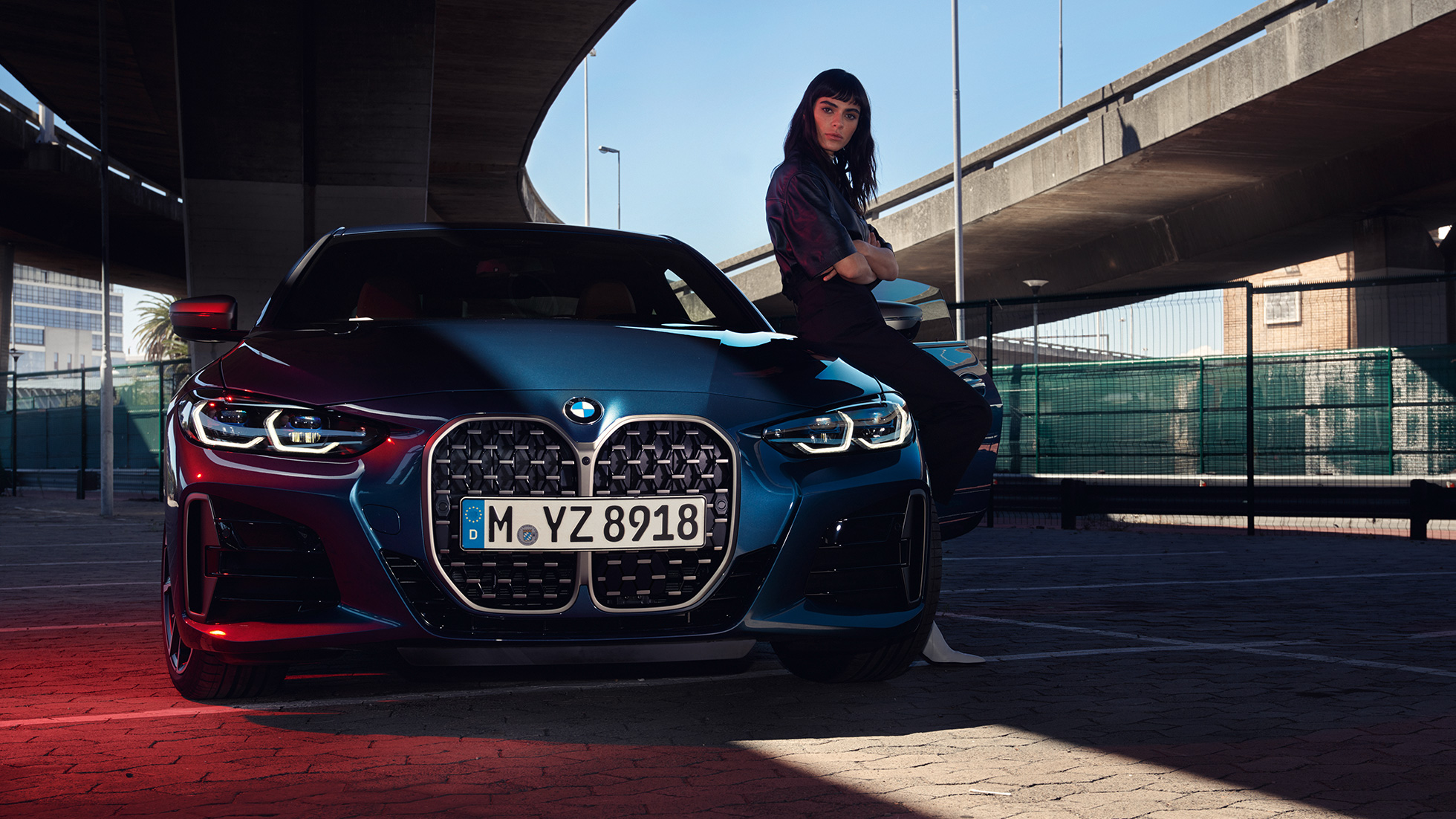 Pogled sprijeda sa duplom maskom bubrega prednja svjetla BMW serije 4 Coupé G22 2020 BMW serije 4 Coupé G22 Arctic Race Blue metalik 2020 pogled sprijeda sa duplom maskom bubrega prednja svjetla i model