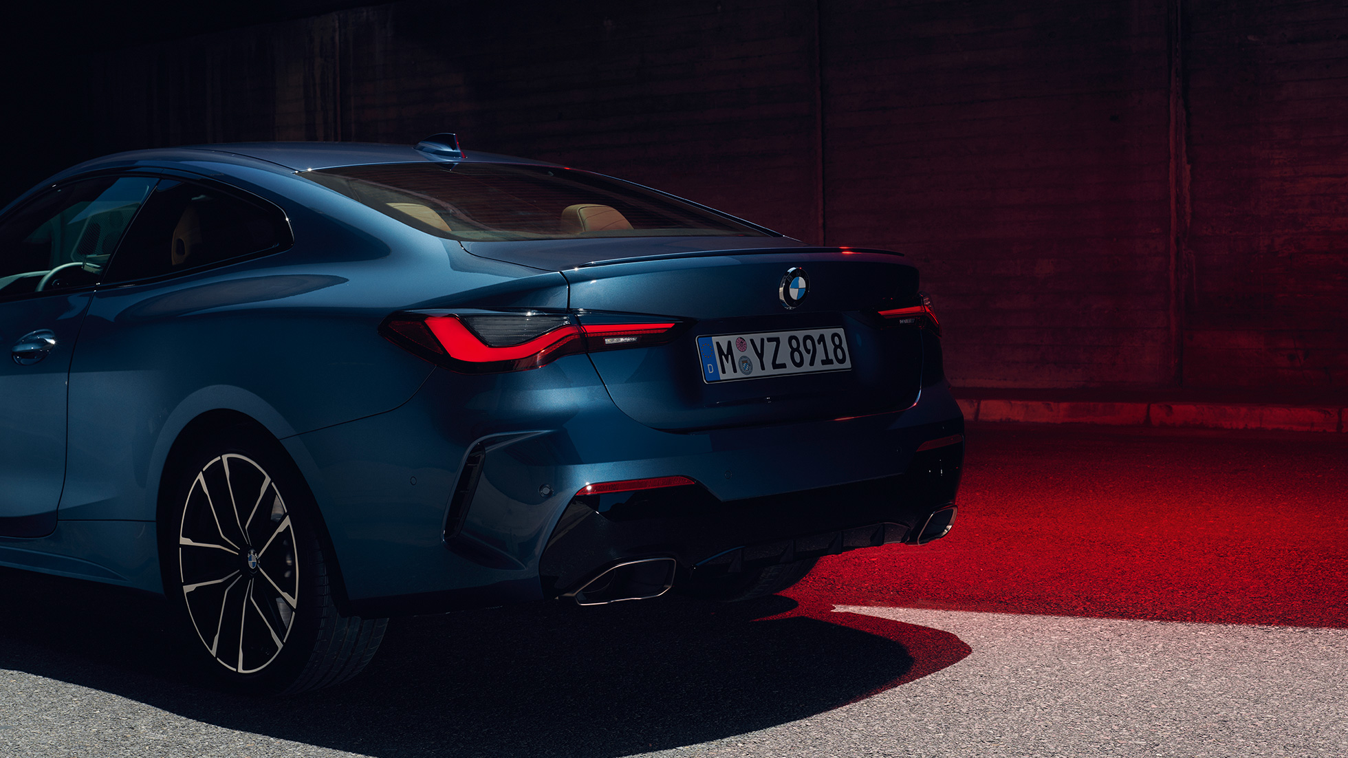 Tročetvrtinski pogled straga na ispušne cijevi BMW serije 4 Coupé G22 2020 BMW serije 4 Coupé G22 2020 Arctic Race Blue metalik tročetvrtinski pogled straga na ispušne cijevi