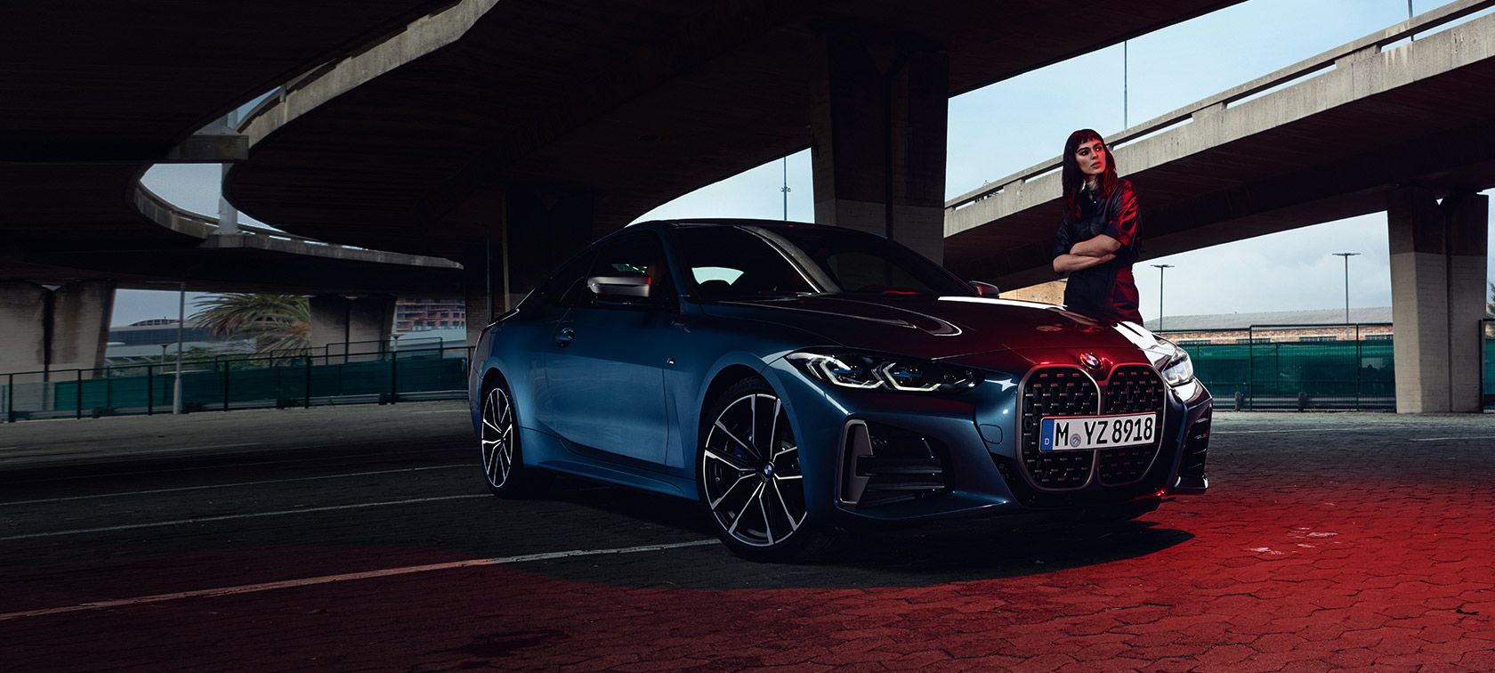 BMW serije 4 Coupé G22 2020 tročetvrtinski pogled sprijeda sa modelom