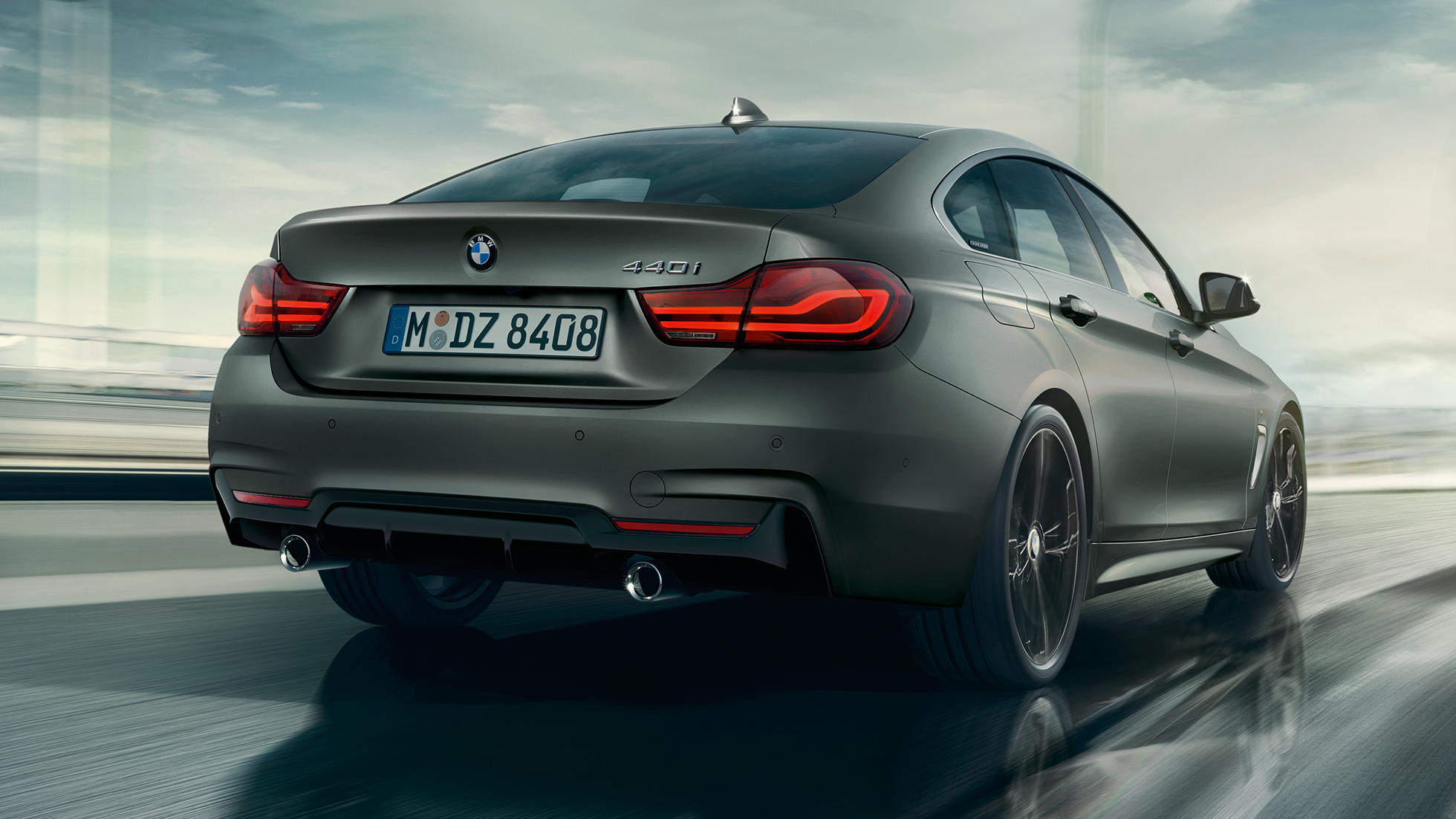 BMW serije 4 Coupé, tročetvrtinski prikaz stražnjeg kraja prilikom vožnje BMW serije 4 Coupé, tročetvrtinski prikaz stražnjeg kraja prilikom vožnje