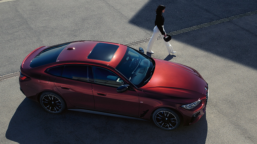 BMW serije 4 Gran Coupé G26 BMW Individual Aventurine Red metalik ptičja perspektiva BMW serije 4 Gran Coupé G26 BMW Individual Aventurine Red metalik ptičja perspektiva