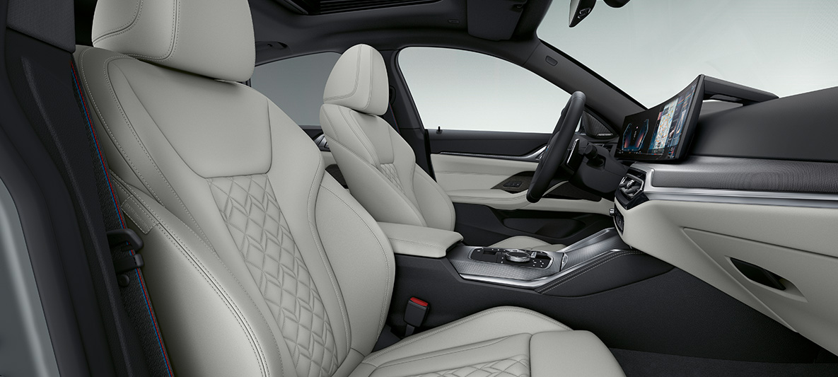 Kožna obloga 'Merino' Ivory White BMW serije 4 Gran Coupé G26 2021 unutrašnjost BMW Individual proširena koža obloga 'Merino' Ivory White BMW serije 4 Gran Coupé G26 2021 unutrašnjost kokpit