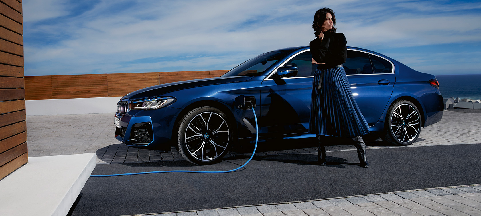 Bočni prikaz napajanja BMW-a serije 5 Limuzina plug-in hibrid 2021 G30 Bočni prikaz napajanja BMW-a serije 5 Limuzina plug-in hibrid 2021 G30 s modelom