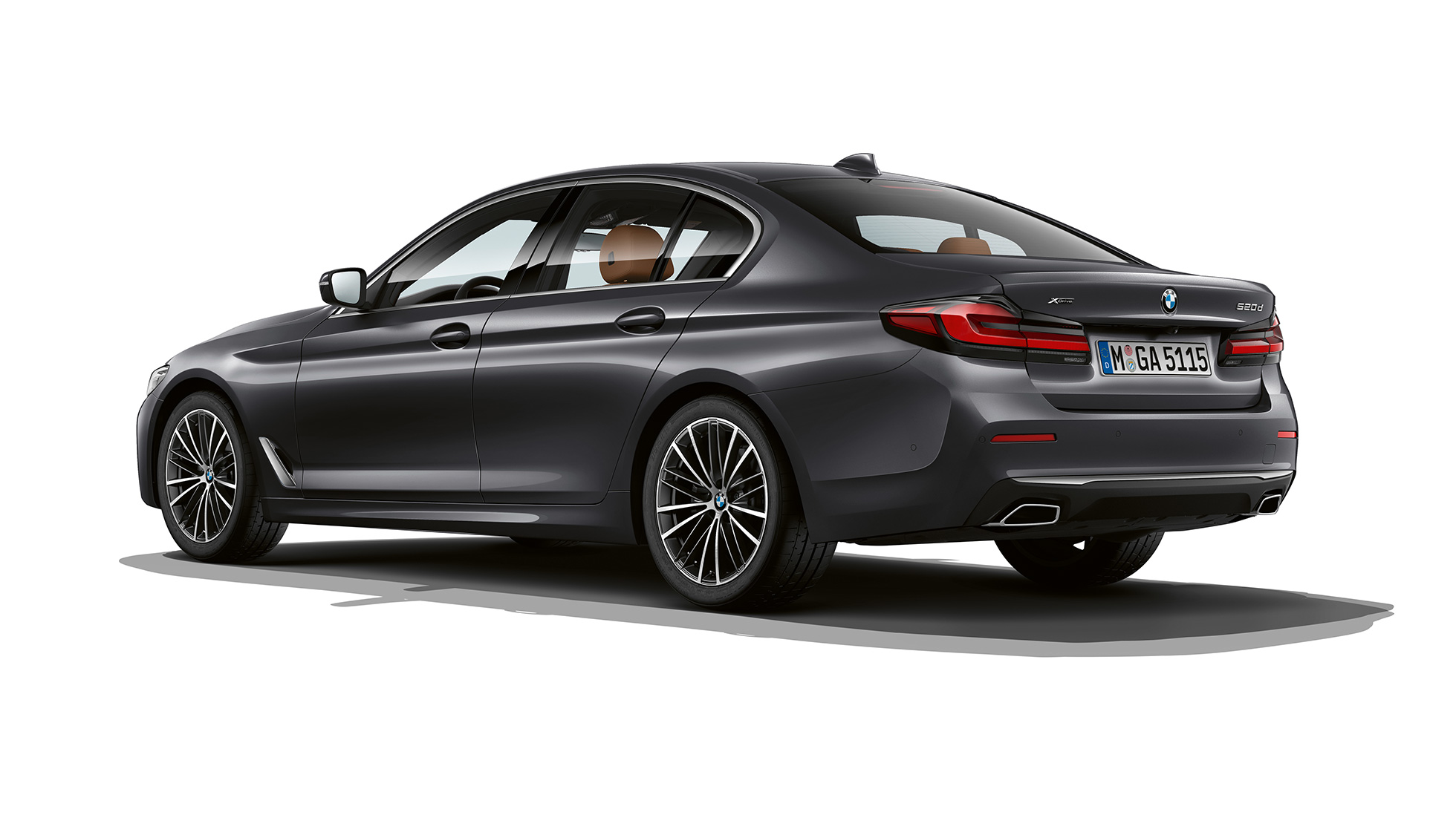 BMW serije 5 limuzina G30 Osnovna oprema straga BMW serije 5 limuzina 540i G30 2020 Osnovna oprema u Sophisto Grey tročetvrtinski pogled straga