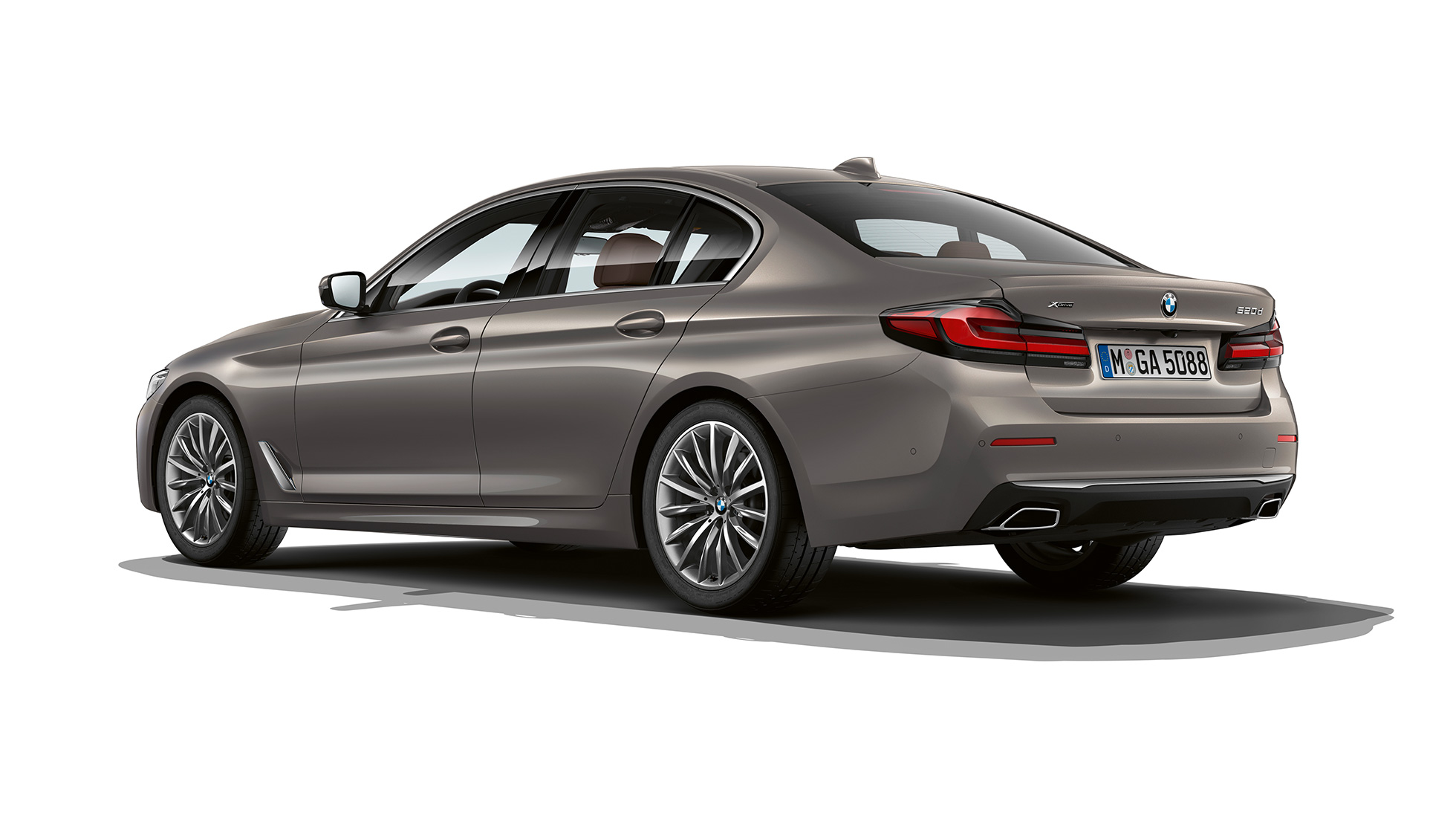 BMW serije 5 limuzina G30 Luxury Line straga BMW serije 5 limuzina 520d xDrive G30 2020 Luxury Line u Bernina Grey tročetvrtinski pogled straga