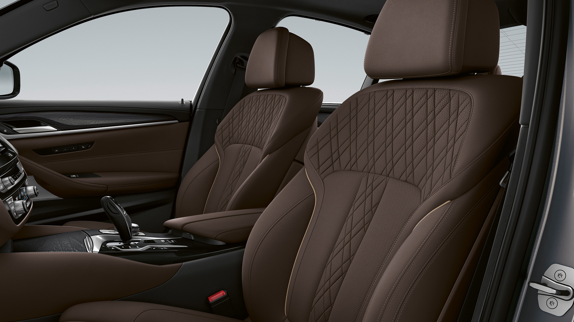 Presvlake BMW serije 5 limuzina G30 Luxury Line Presvlake u Exclusive koža 'Nappa' Mokka sa ekskluzivnim prošivnim trakama u kontrastu BMW serije 5 limuzina 520d xDrive G30 2020 Luxury Line unutrašnjosti