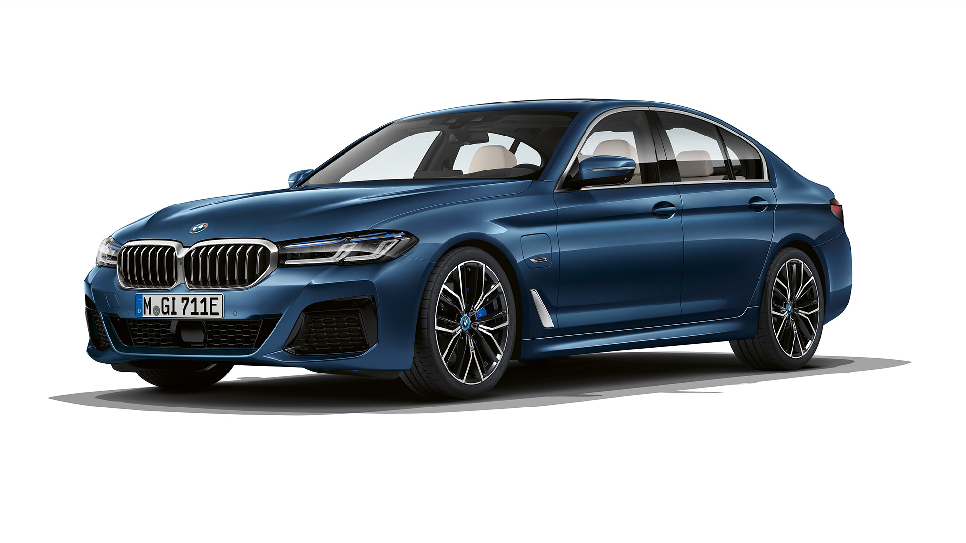 BMW serije 5 limuzina G30 Plug-in hibrid M Sport paket sprijeda BMW serije 5 limuzina 520d xDrive G30 2020 M Sport paket u Alpine White tročetvrtinski pogled sprijeda