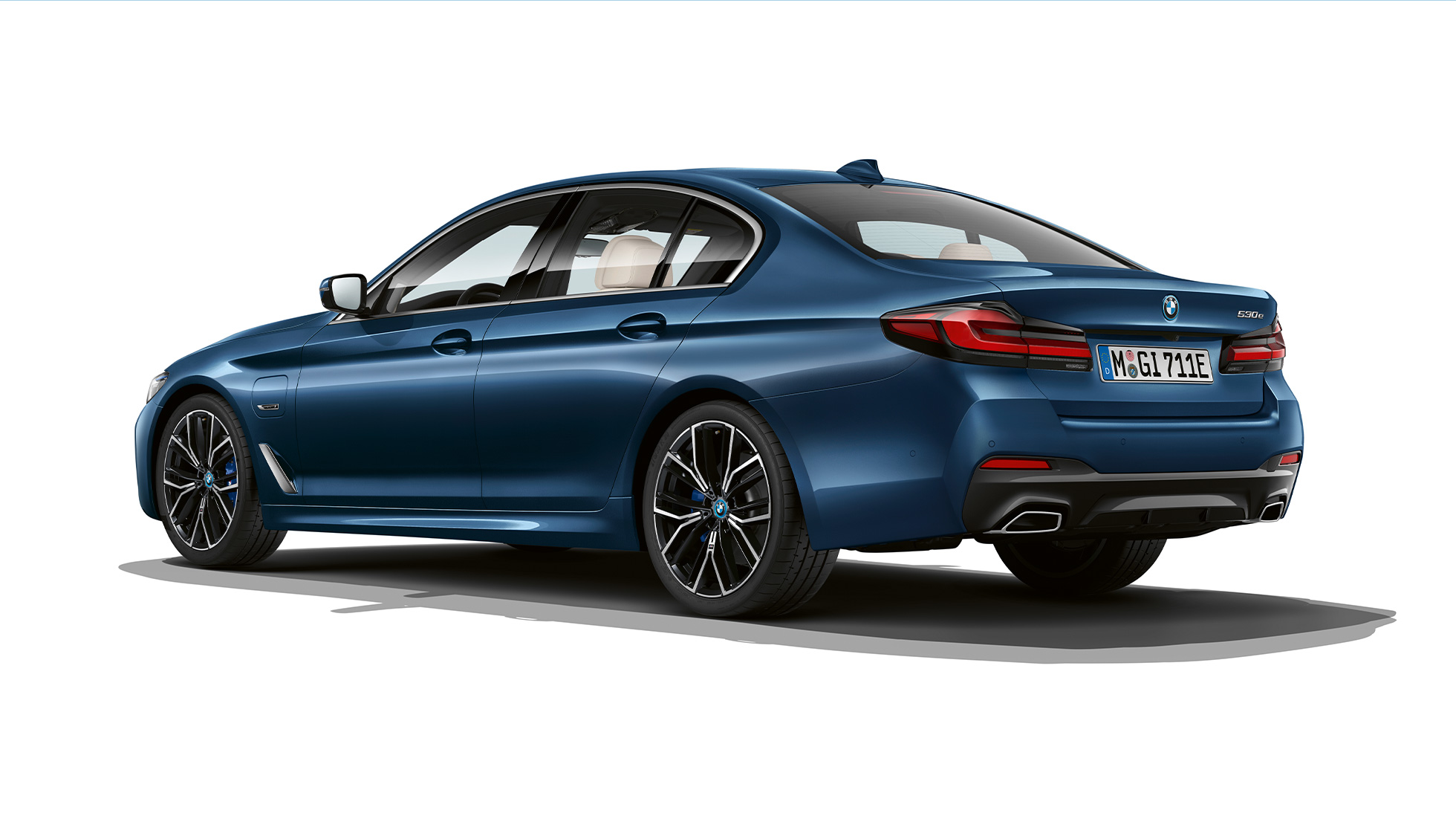 BMW serije 5 limuzina G30 Plug-in hibrid M Sport paket straga BMW serije 5 limuzina 520d xDrive G30 2020 M Sport paket u Alpine White tročetvrtinski pogled straga