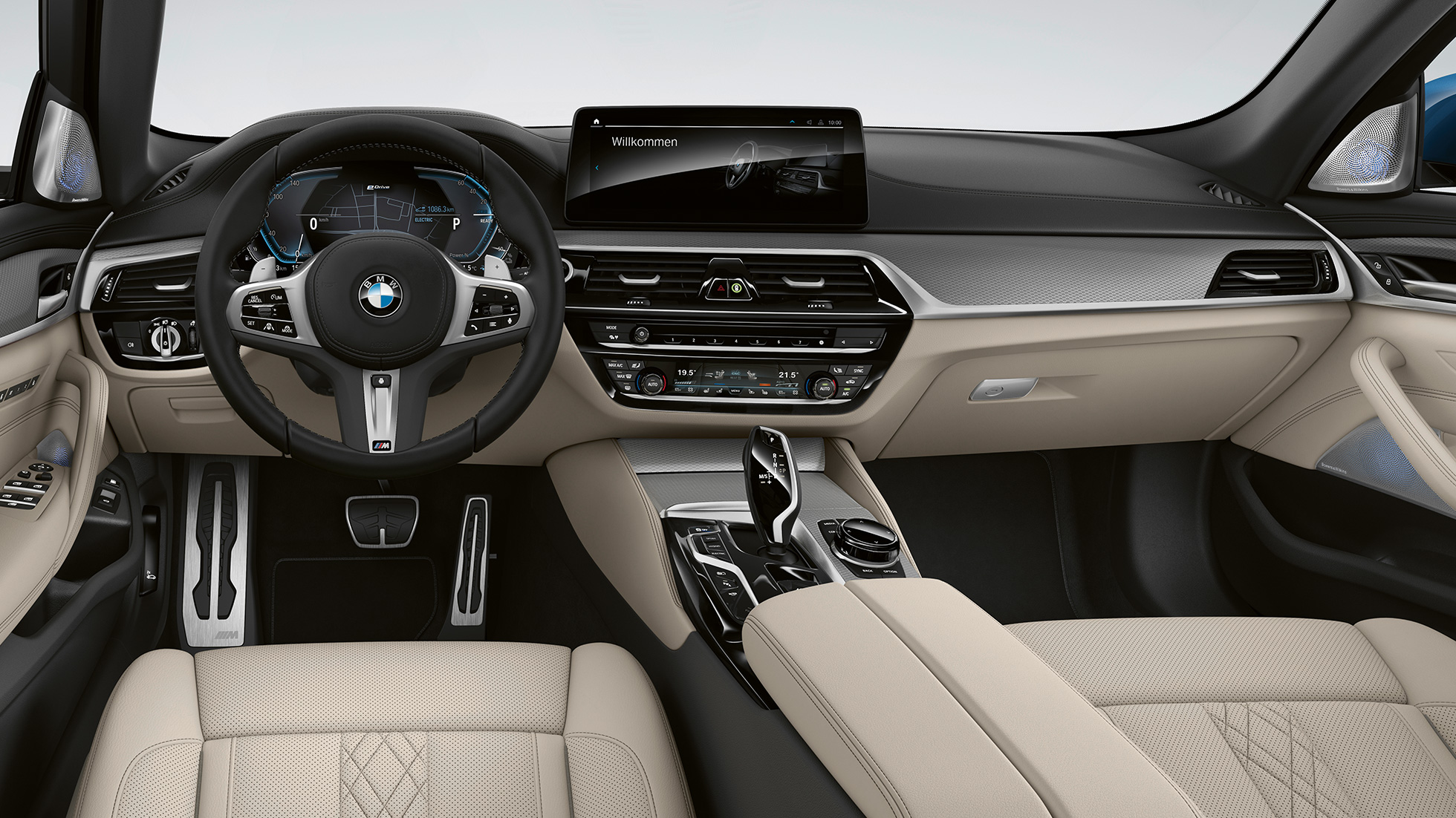 Kokpit BMW serije 5 limuzina Plug-in hibrid G30 M Sport paket Kokpit BMW serije 5 limuzina 520d xDrive G30 2020 M Sport paket koža 'Dakota' Black sa kontrastnim prošivima u plavoj boji u unutrašnjosti
