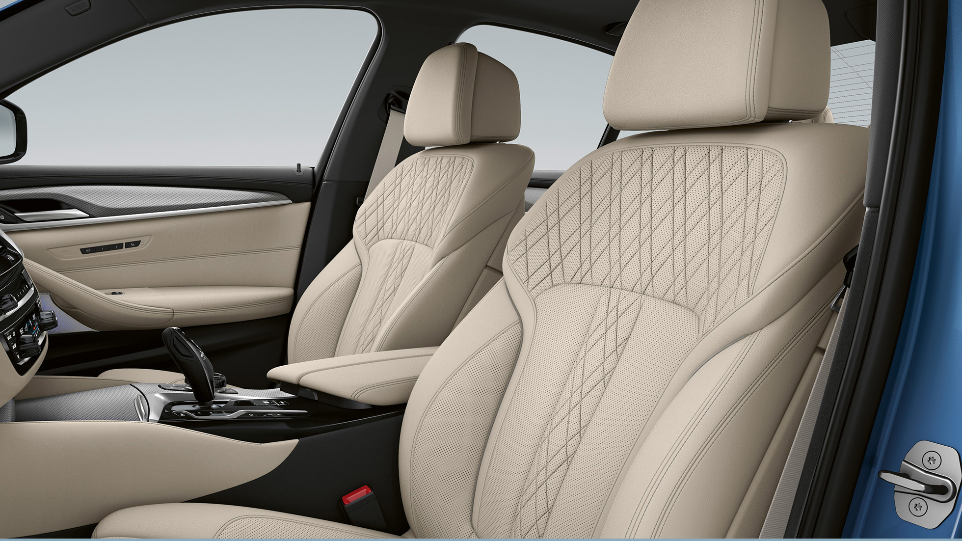 Presvlake BMW serije 5 limuzina G30 Plug-in hibrid M Sport paket Presvlake u koži 'Dakota' Black sa kontrastnim prošivima u plavoj BMW serije 5 limuzina 520d xDrive G30 2020 M Sport paket unutrašnjost