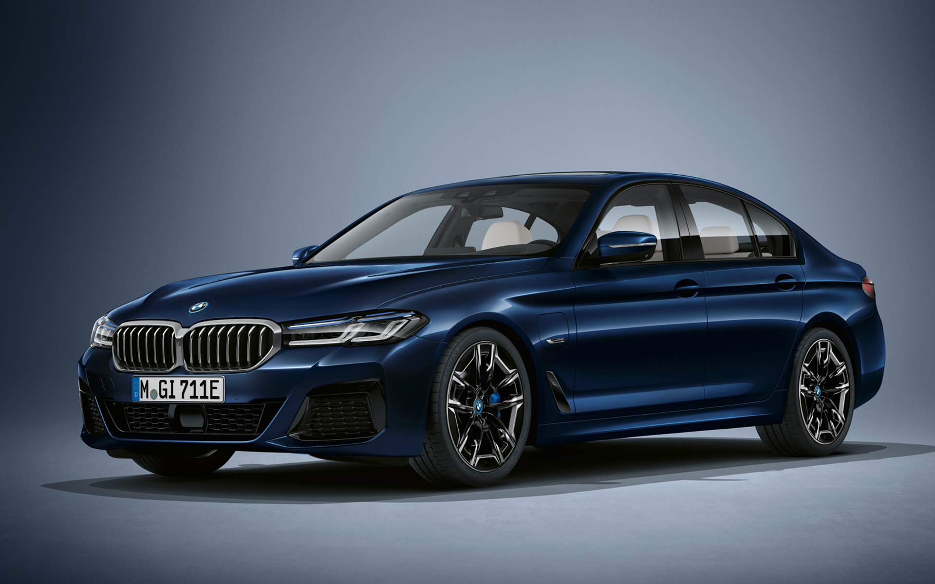 BMW serije 5 Limuzina G30 LCI u BMW Individual Tanzanite Blue metalik BMW serije 5 Limuzina Individual G30 Facelift 2020 tročetvrtinski prednji prikaz u mirovanju u boji BMW Individual Tanzanite Blue metalik