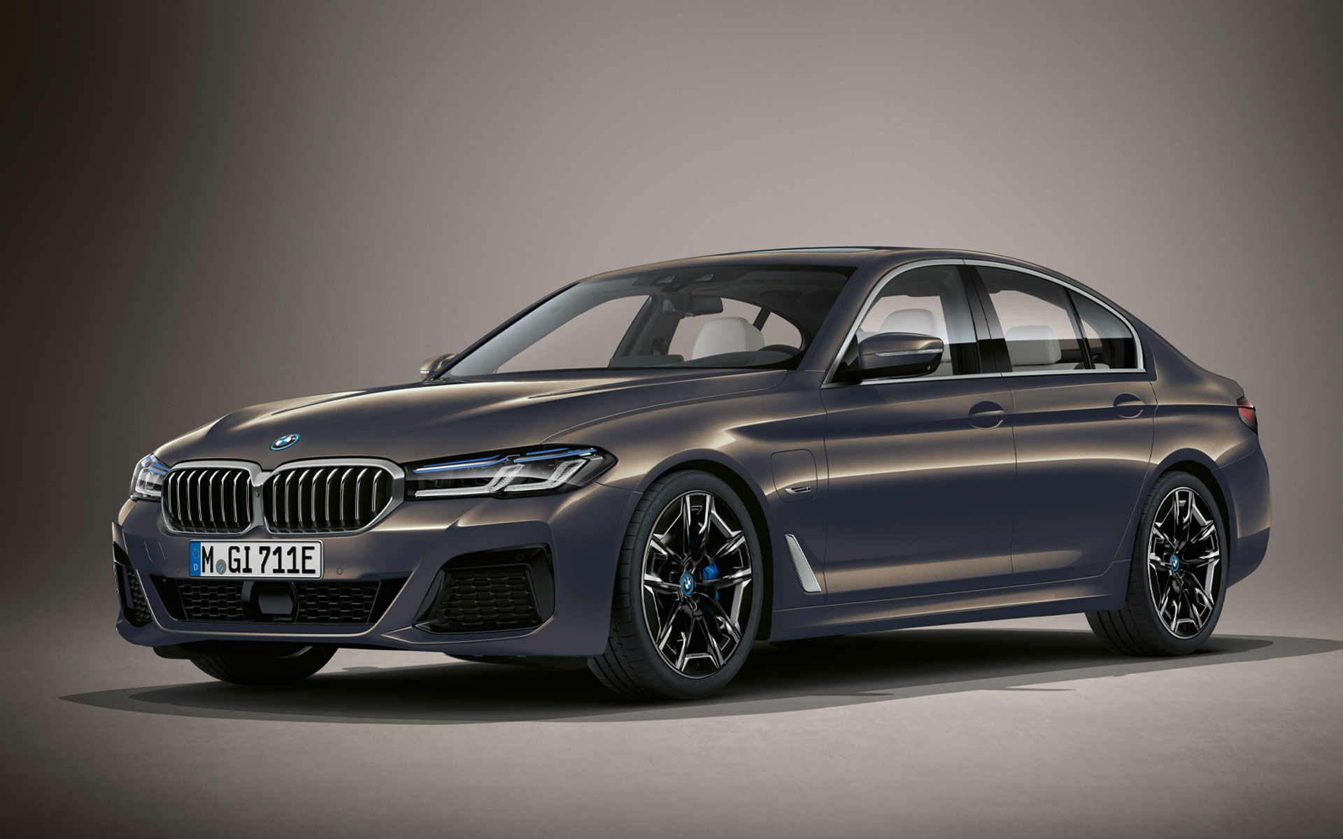 BMW serije 5 Limuzina G30 LCI u boji BMW Individual Alvit Grey metalik BMW serije 5 Limuzina Individual G30 Facelift 2020 tročetvrtinski prednji prikaz u mirovanju u boji BMW Individual Alvite Grey metalik
