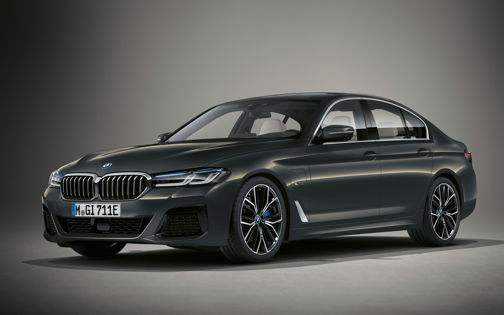 BMW serije 5 Limuzina G30 LCI u boji BMW Individual Alvit Grey metalik BMW serije 5 Limuzina Individual G30 Facelift 2020 tročetvrtinski prednji prikaz u mirovanju u boji BMW Individual Dravite Grey metalik