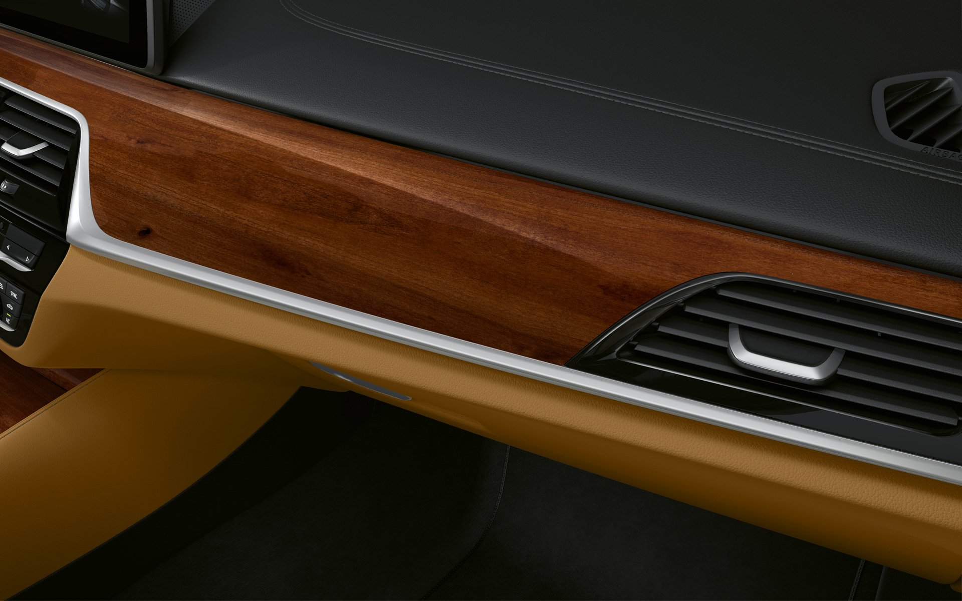 BMW serije 5 Limuzina G30 LCI kokpit detalj letvice unutrašnjosti BMW Individual fino drvo plum brown visoki sjaj s detaljima Pearl Chrome BMW serije 5 Limuzina G30 LCI Facelift 2020 kokpit detalj letvice unutrašnjosti BMW Individual fino drvo plum brown visoki sjaj detalji Pearl Chrome
