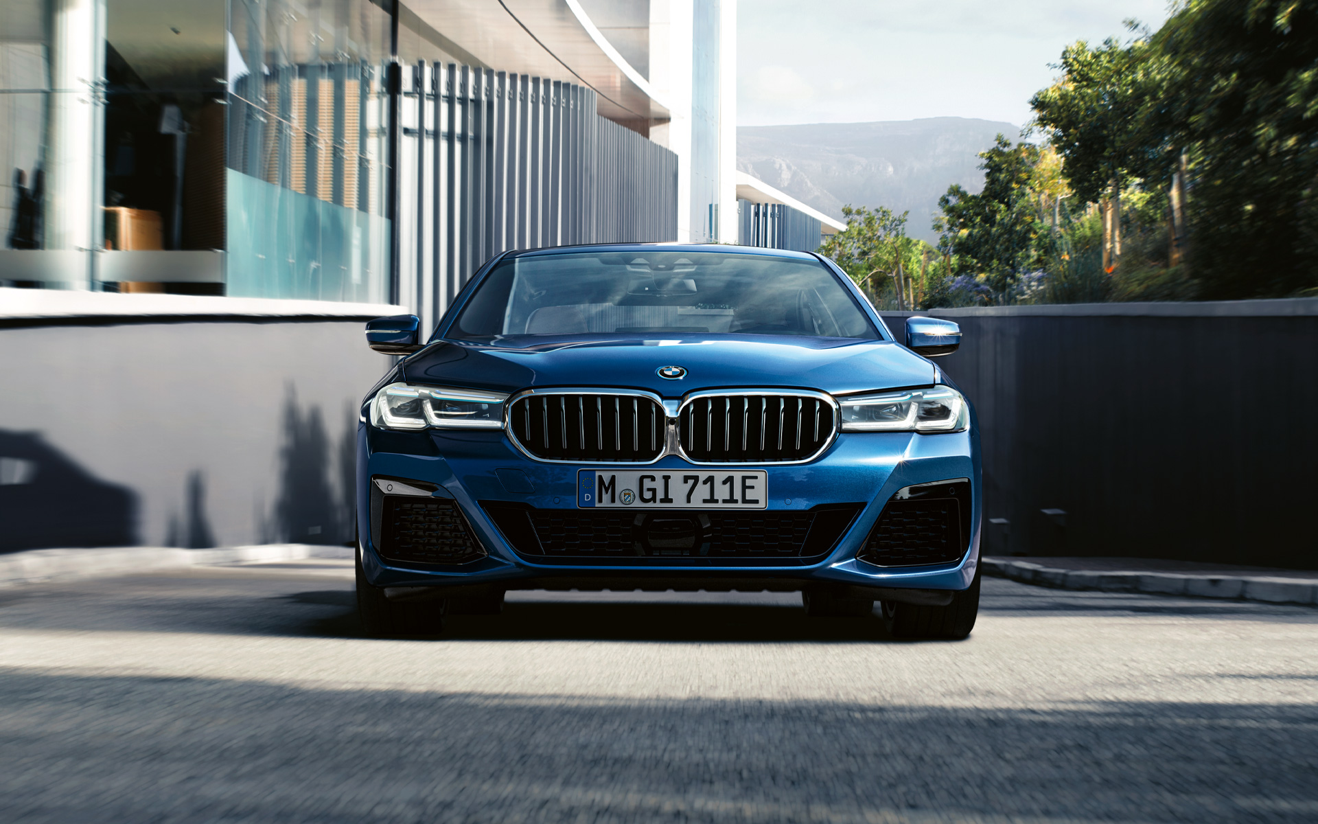 Dvostruka rešetka bubrega i donji dio prednjeg odbojnika BMW serije 5 Limuzina G30 Dvostruka rešetka bubrega i donji dio prednjeg odbojnika BMW serije 5 Limuzina G30 Facelift 2020 Phytonic Blue krupni plan sprijeda