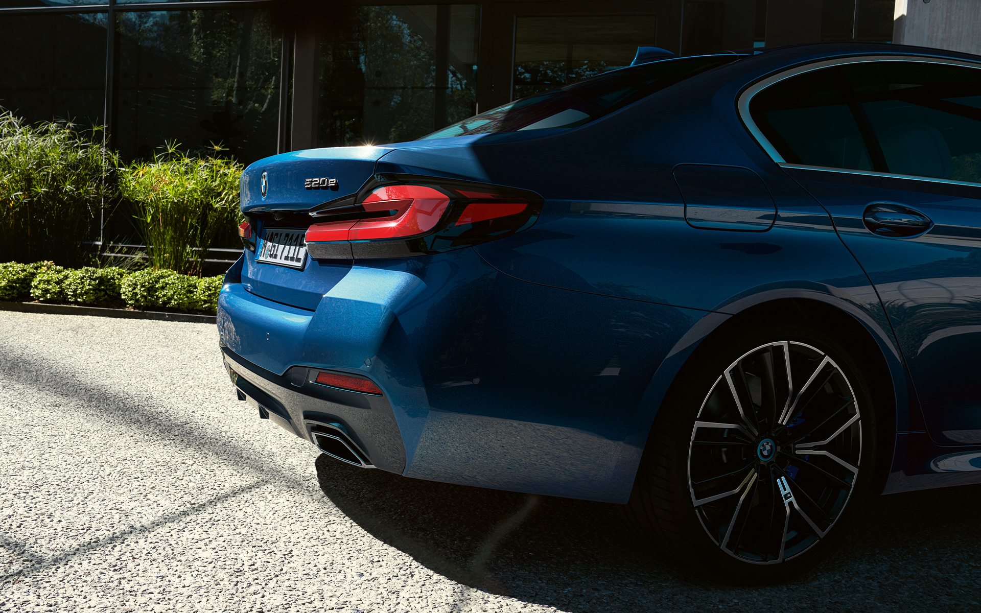 Donji dio stražnjeg odbojnika BMW serije 5 Limuzina G30 Ispušne cijevi slobodnog oblika BMW serije 5 Limuzina G30 Facelift 2020 Phytonic Blue krupni plan straga