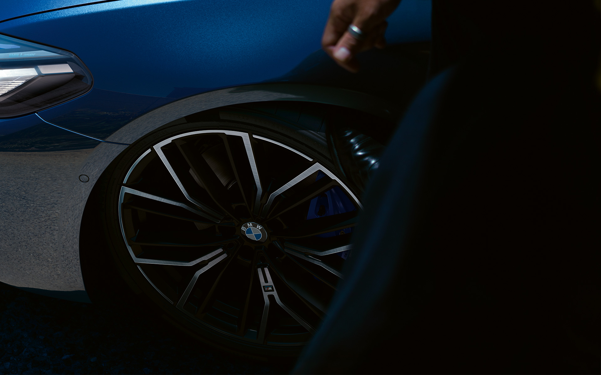 M naplatak od lakih legura Y 846 M BMW serije 5 Limuzina G30 M naplatak od lakih legura Y 846 M BMW serije 5 Limuzina G30 Facelift 2020 Phytonic Blue krupni plan