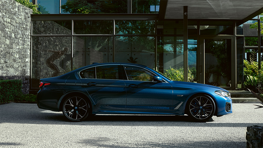 Vanjština BMW serije 5 Limuzina G30 BMW serije 5 Limuzina G30 Facelift 2020 Phytonic Blue bočni prikaz parkiran