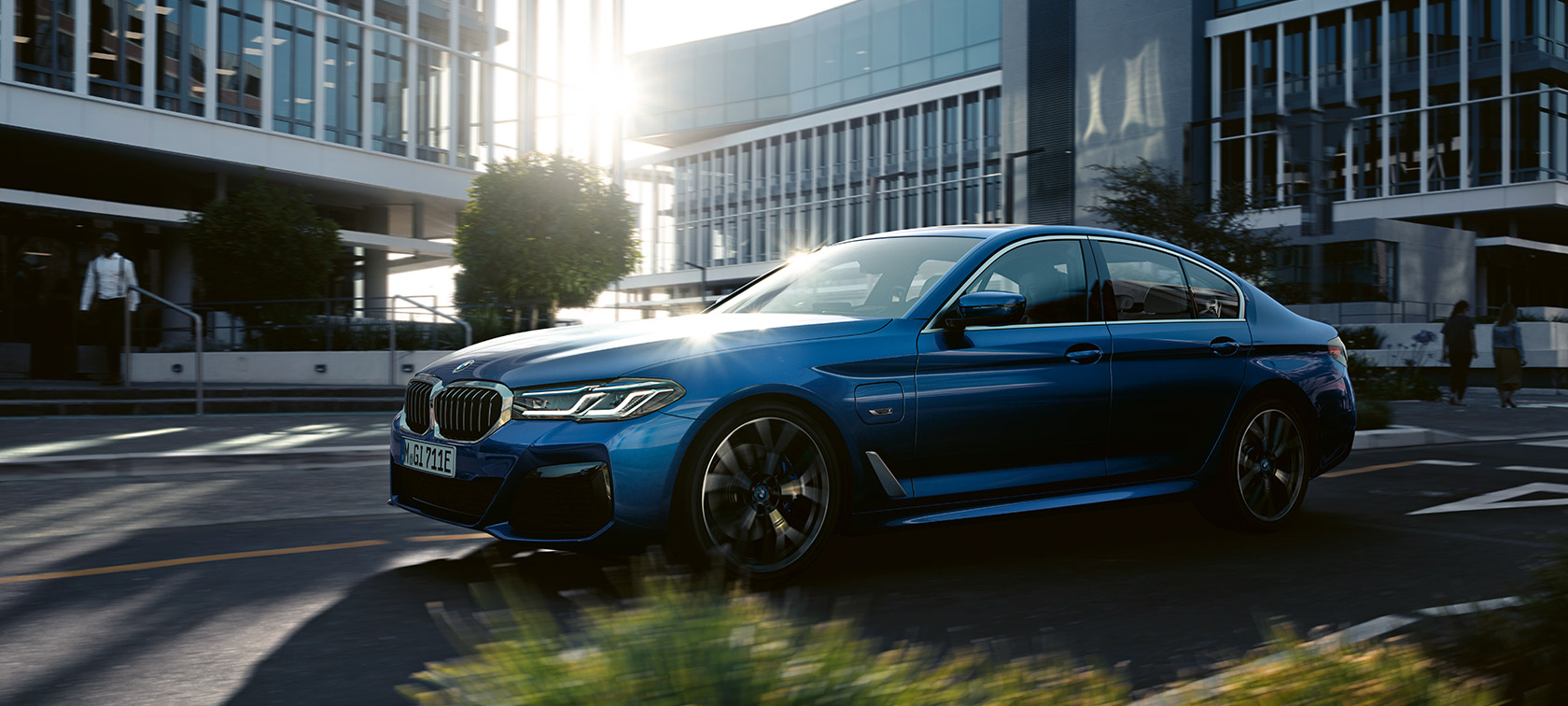 BMW serije 5 Limuzina G30 Facelift 2020 Phytonic Blue tročetvrtinski prednji prikaz u vožnji 