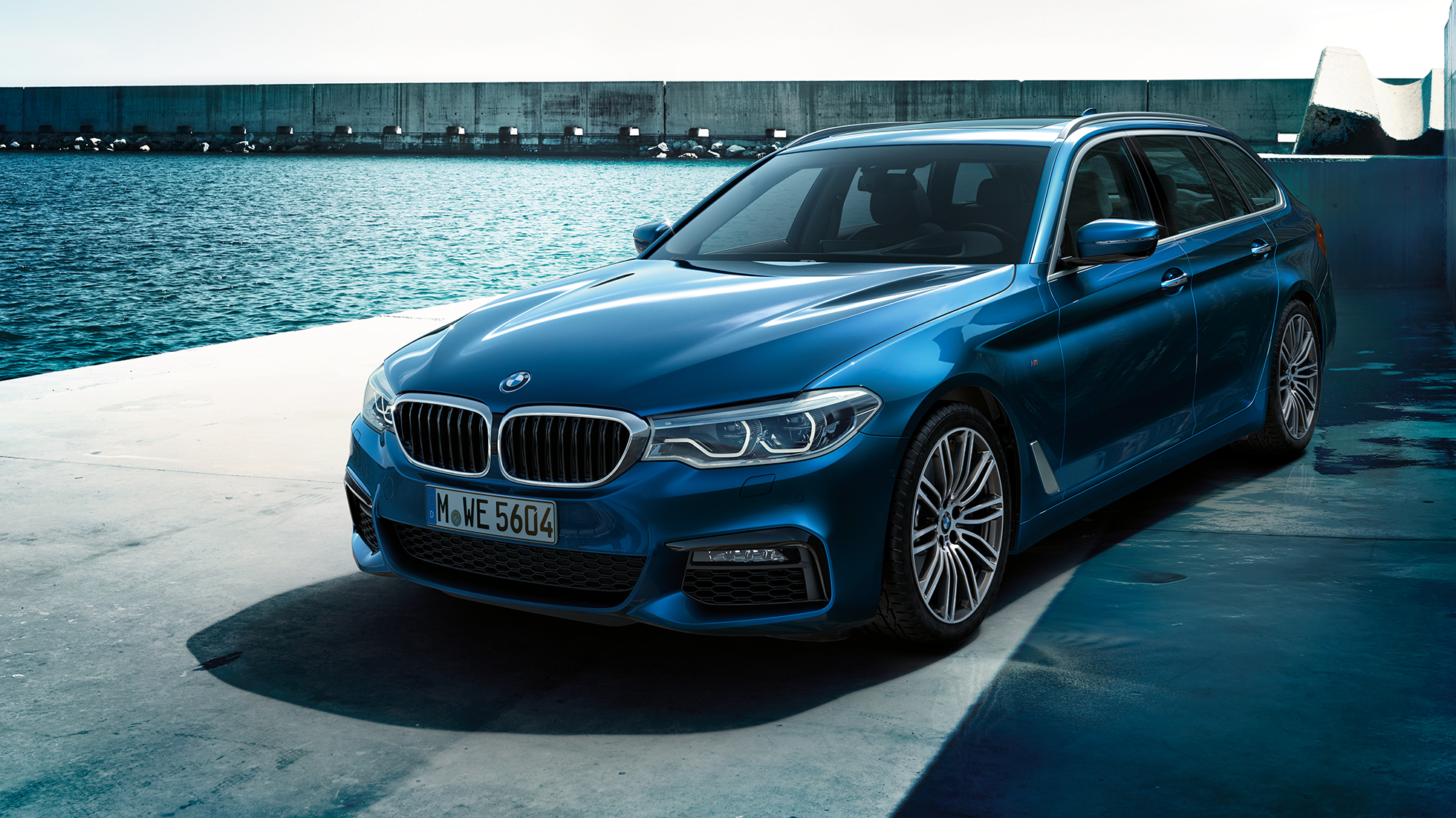 Dizajn BMW serije 5 Touring BMW serije 5 Touring 530d xDrive Touring G31 Mediterranean Blue metalik tročetvrtinski prednji pogled