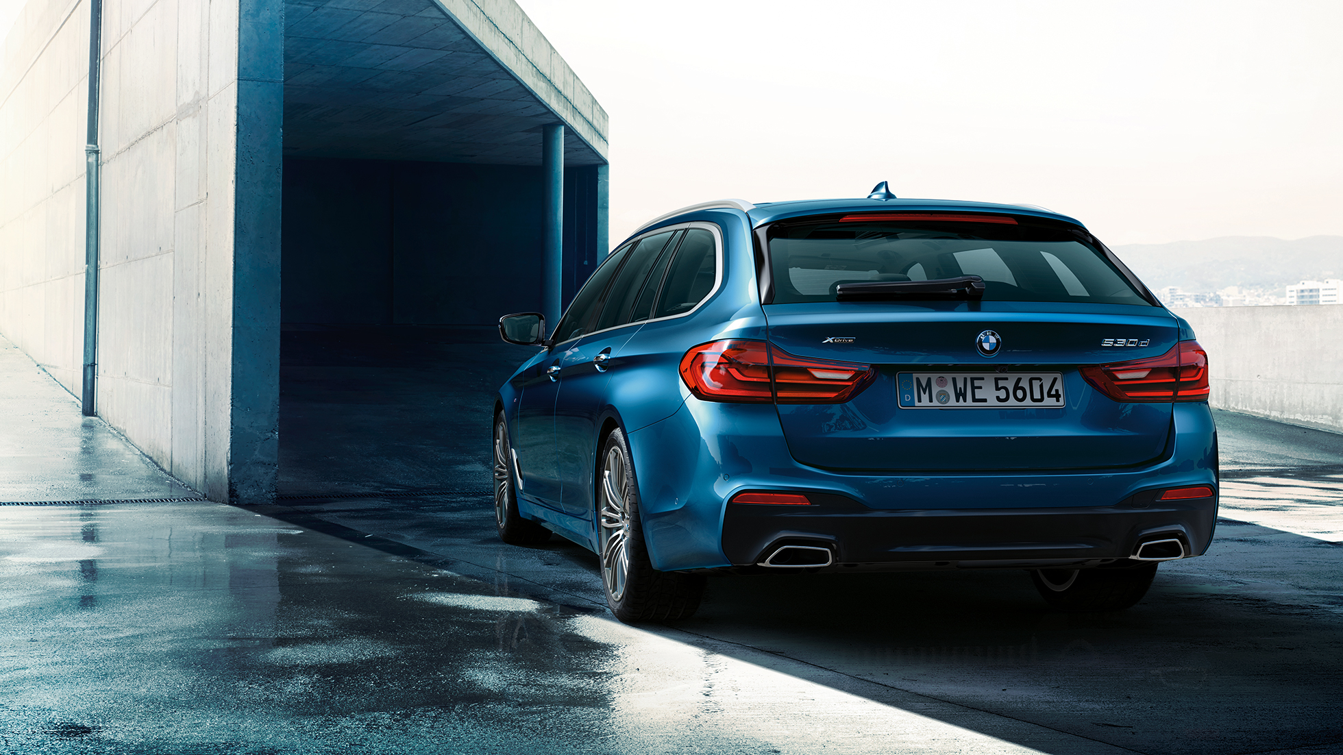 Dizajn stražnjeg kraja BMW serije 5 Touring BMW serije 5 Touring 530d xDrive Touring G31 Mediterranean Blue metalik tročetvrtinski pogled straga