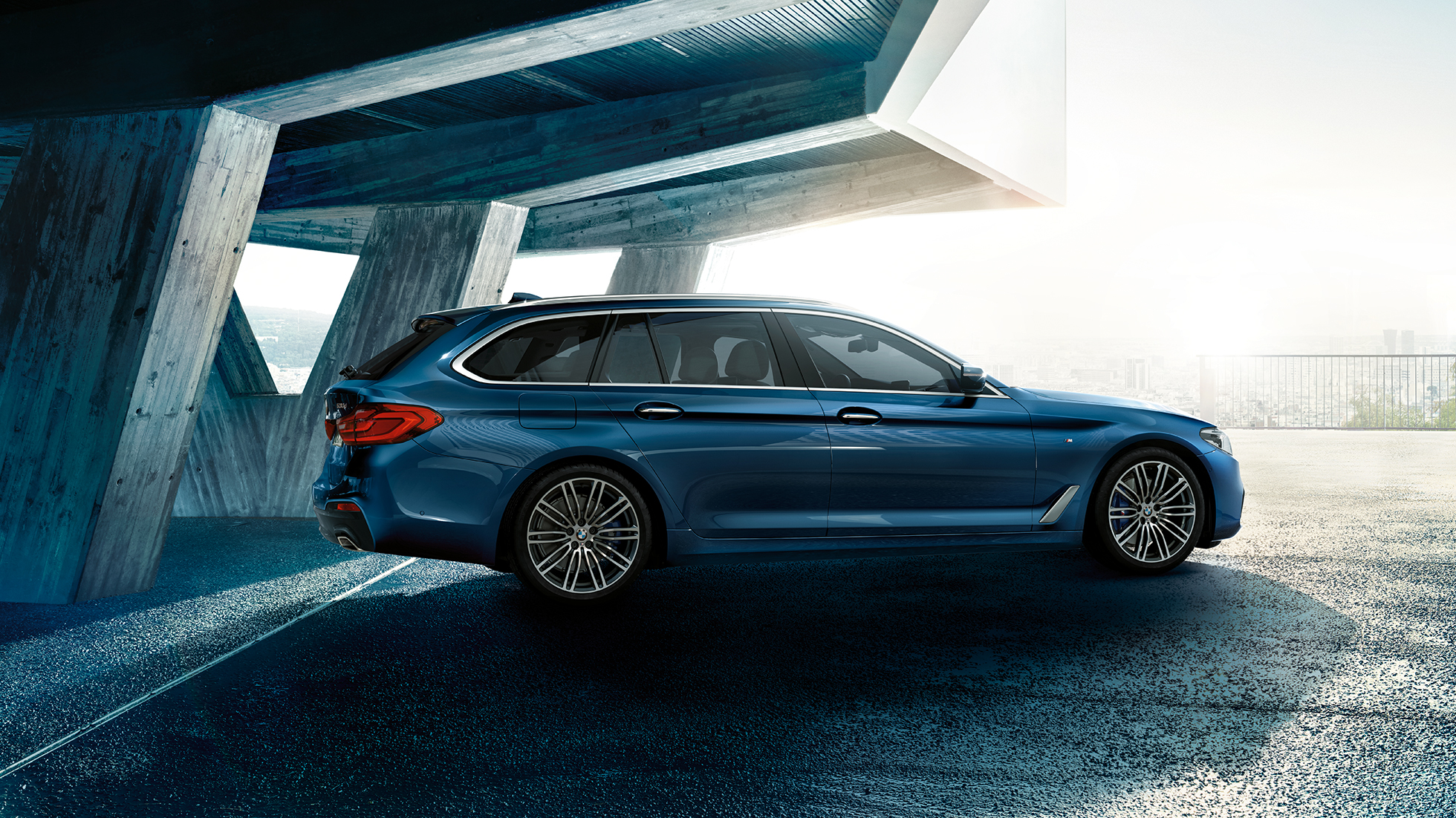 Bočni pogled na dizajn BMW serije 5 Touring BMW serije 5 Touring 530d xDrive Touring G31 Mediterranean Blue metalik tročetvrtinski bočni pogled