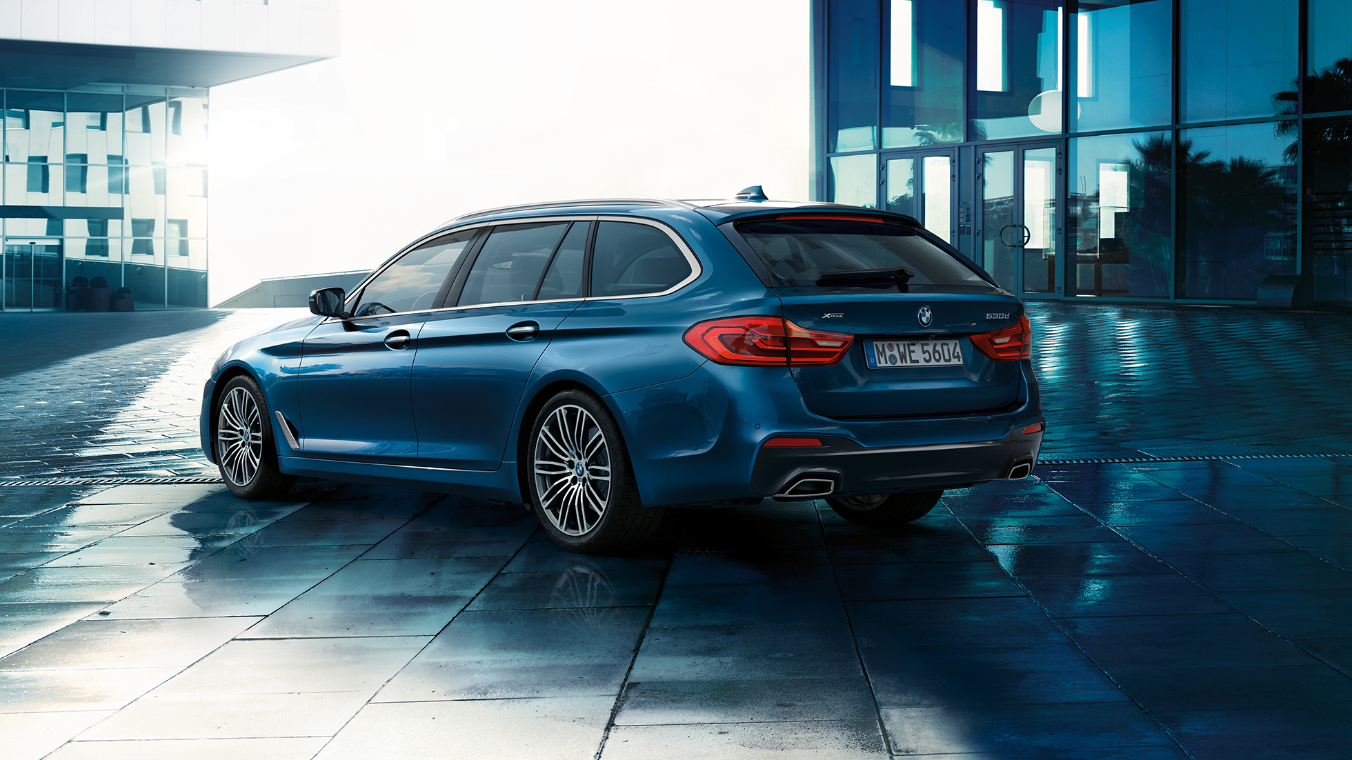 Vanjština BMW serije 5 Touring Vanjština BMW serije 5 Touring značajke 530d xDrive Touring G31 Mediterranean Blue metalik tročetvrtinski pogled straga