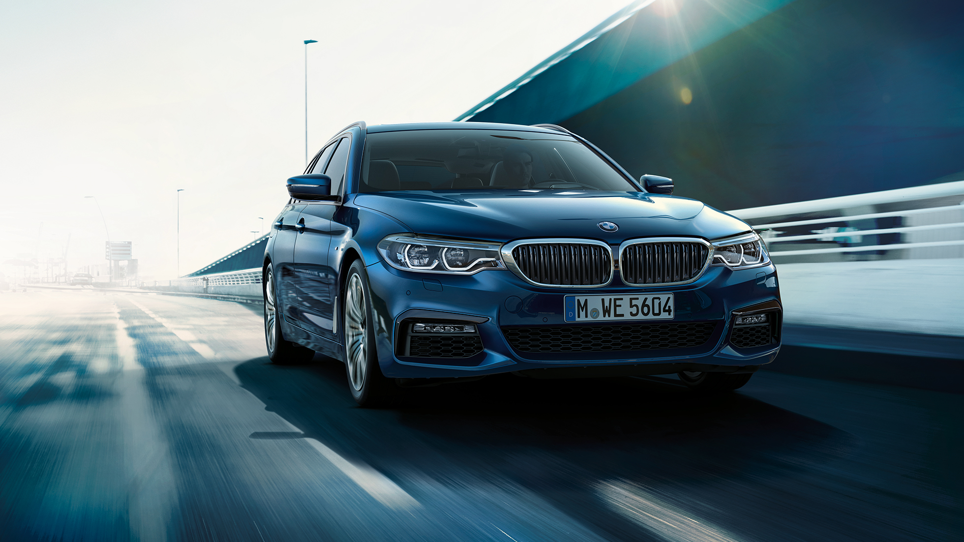 Vozne dinamike BMW serije 5 Touring Vozne dinamike BMW serije 5 Touring značajke 530d xDrive Touring G31 Mediterranean Blue metalik tročetvrtinski pogled sprijeda