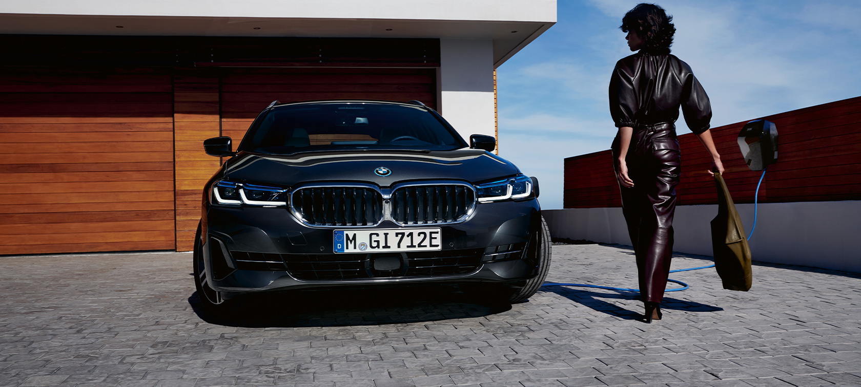 Plug-in hibrid BMW serije 5 Touring 2021 G31 pogled sprijeda punjenje Plug-in hibrid BMW serije 5 Touring 2021 G31 pogled sprijeda punjenje sa modelom