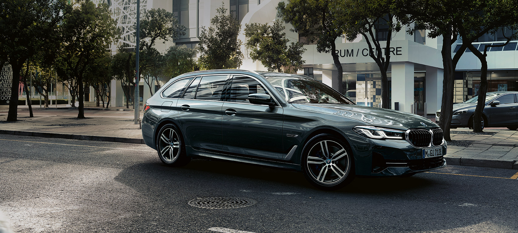 BMW serije 5 Touring G31 Facelift 2020 Sophisto Grey 7/8 prednji prikaz u vožnji